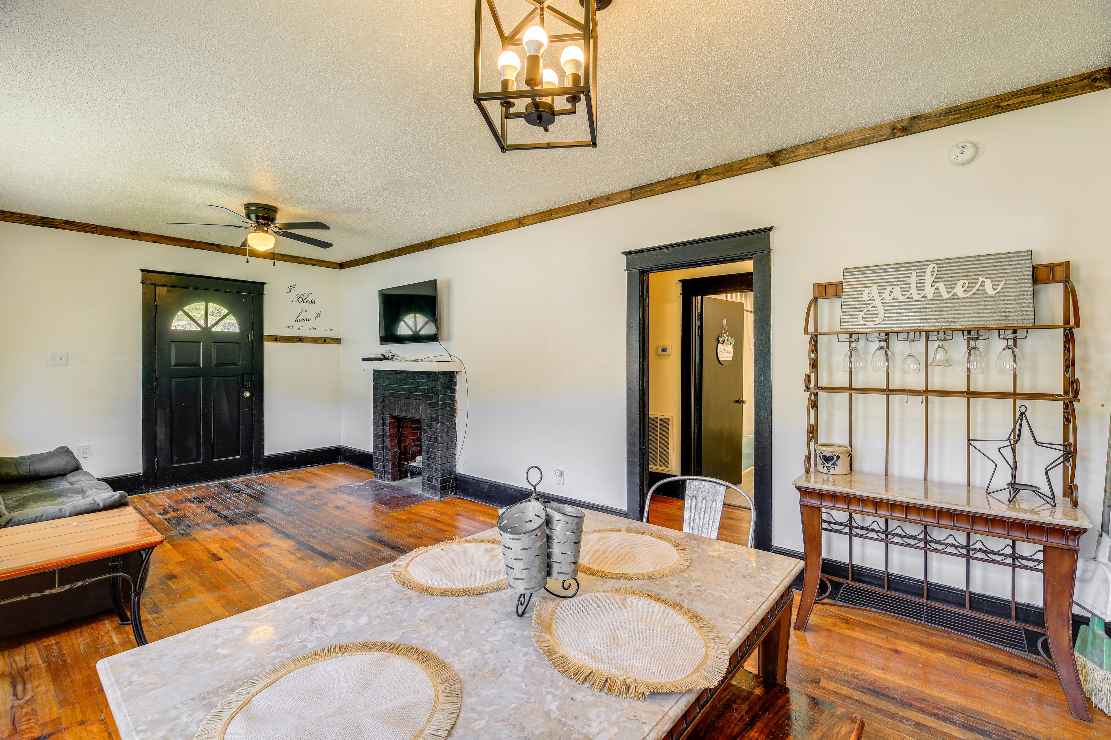 Williamson Vacation Rental | 2BR | 1BA | 901 Sq Ft | 3 Steps Required