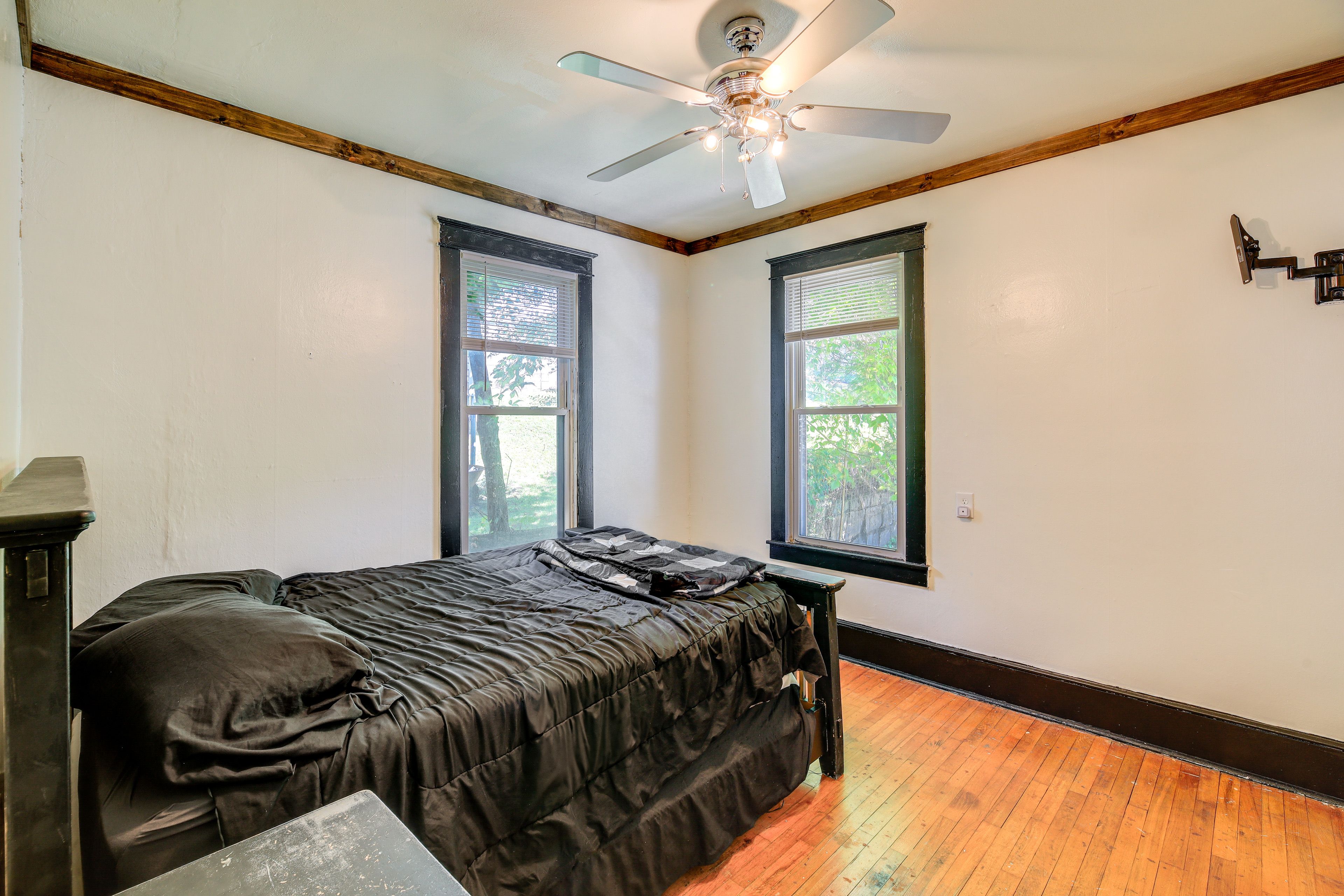 Bedroom 2 | Queen Bed | Ceiling Fans