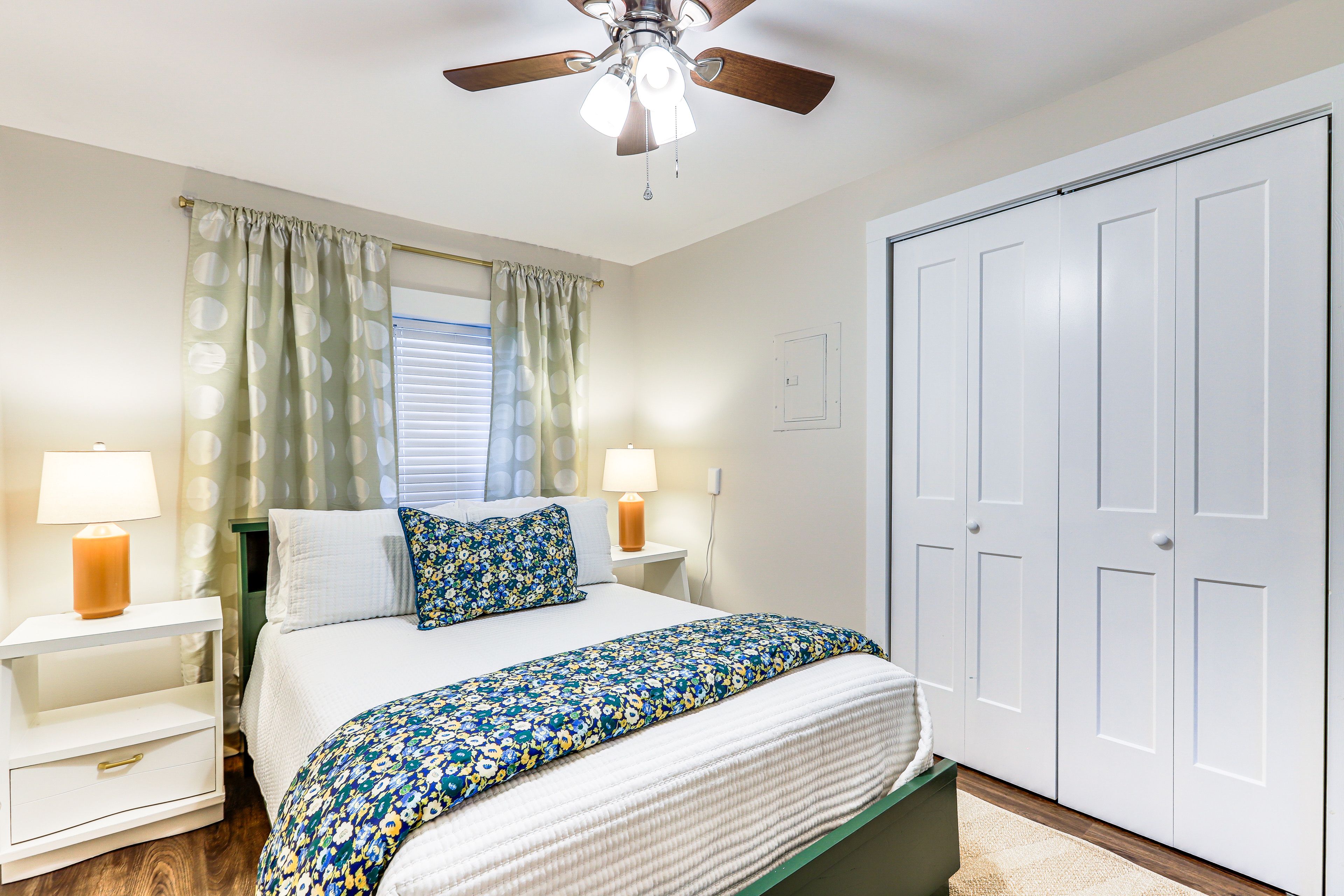 Bedroom 1 | Queen Bed