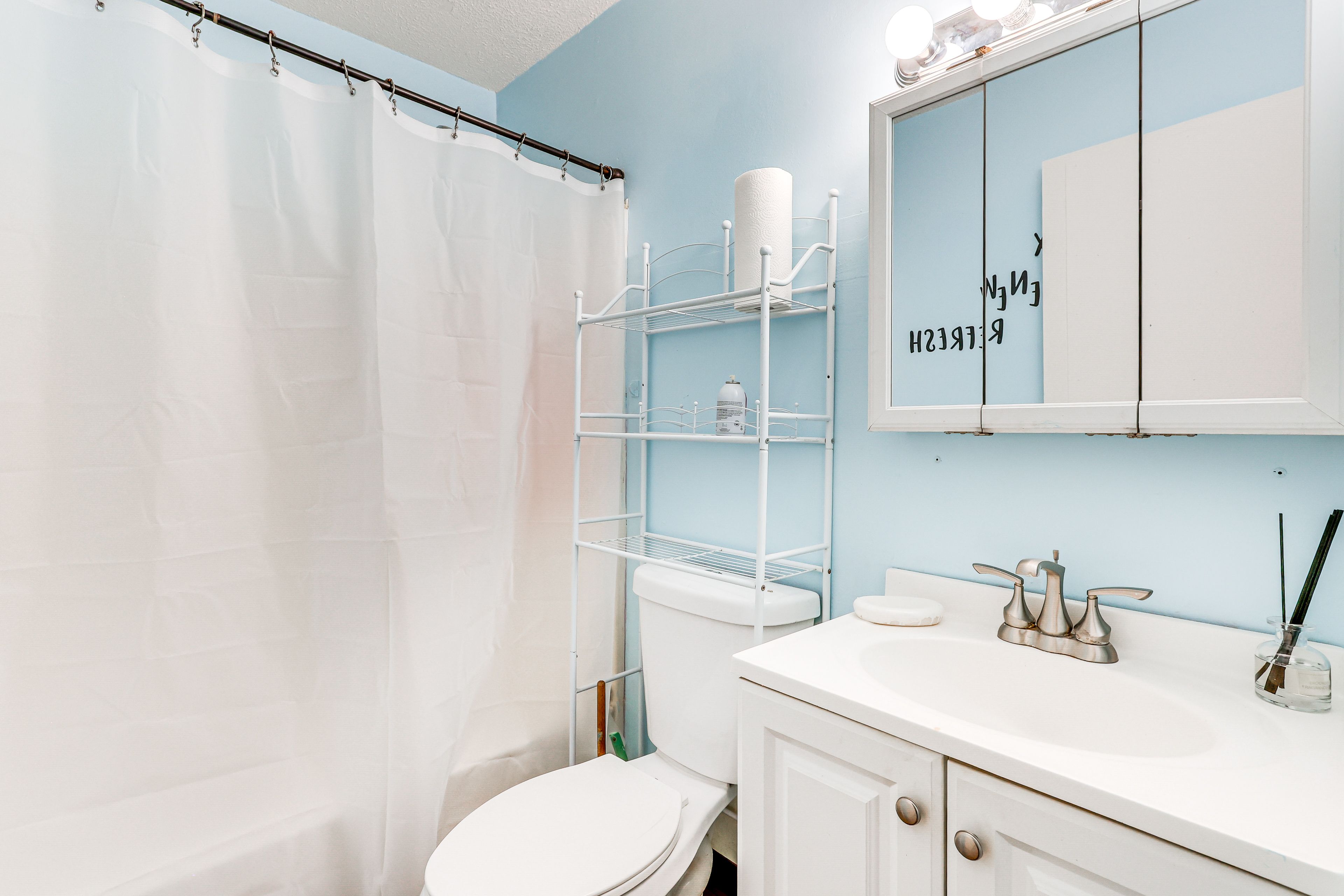 Full Bathroom | 3rd Floor | Towels Provided