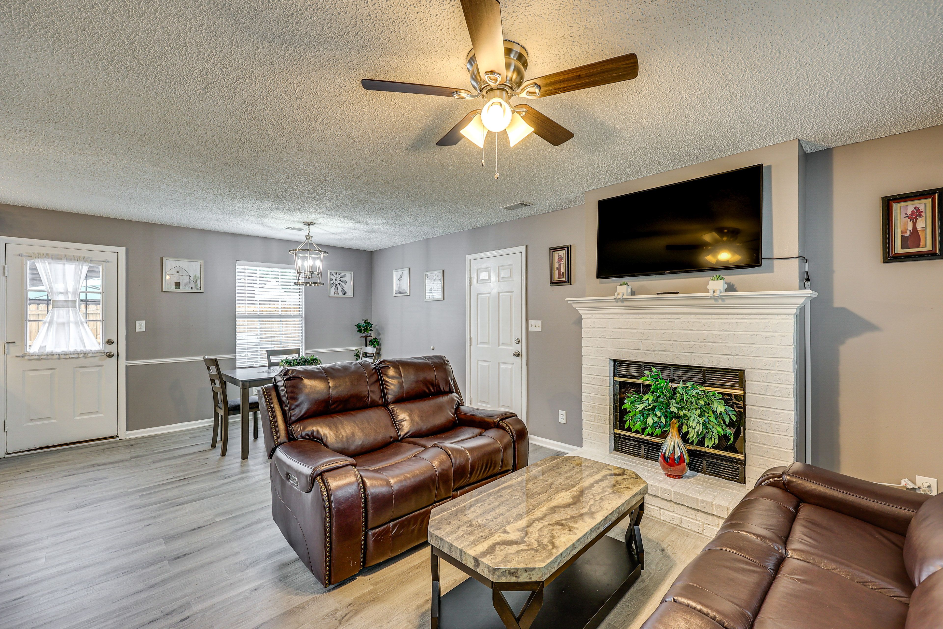 Living Room | Free WiFi | Smart TV | Central A/C