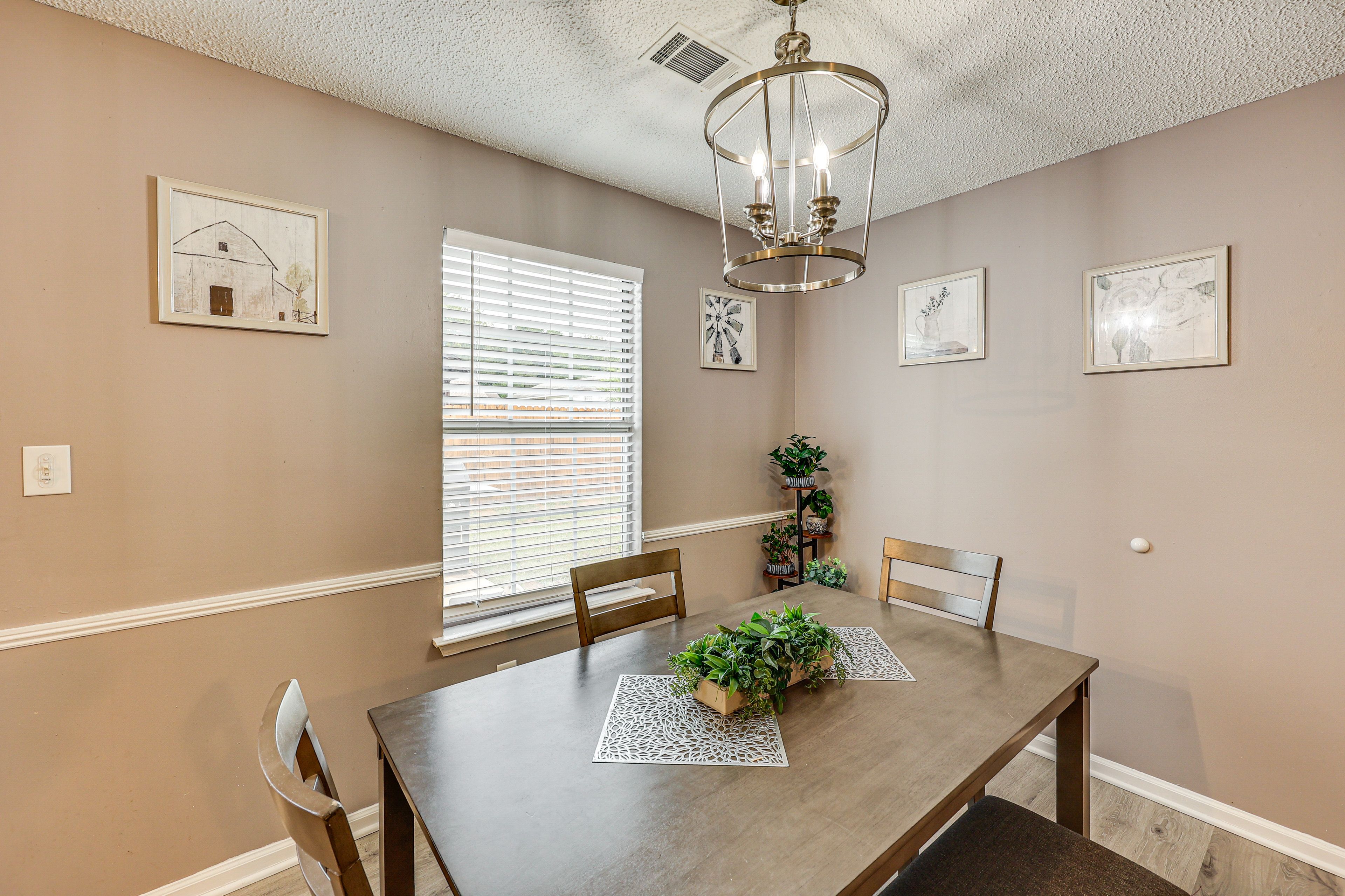 Dining Area | Dishware & Flatware Provided