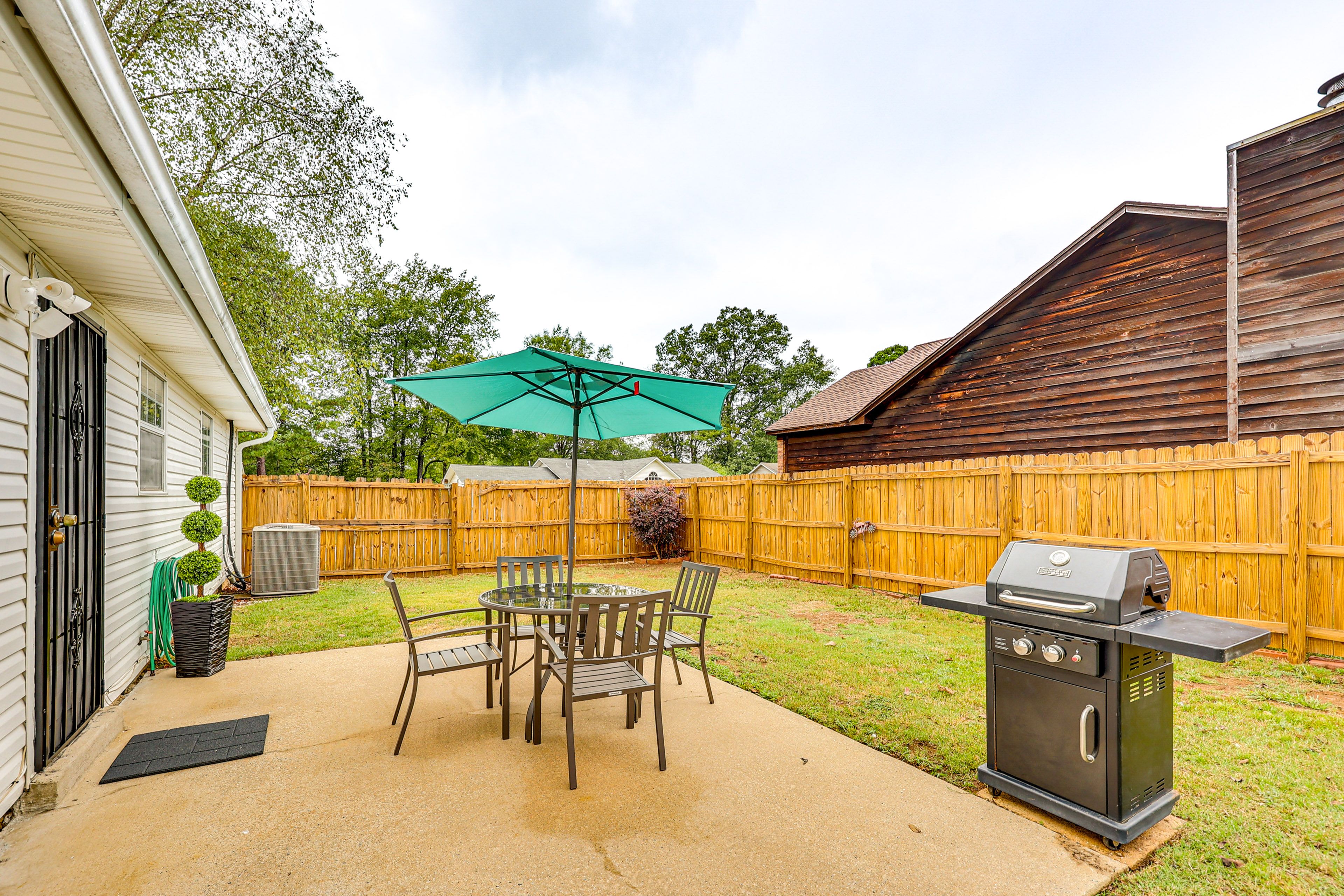 Mabelvale Vacation Rental | 2BR | 2BA | 1,022 Sq Ft | 2 Minor Steps to Enter