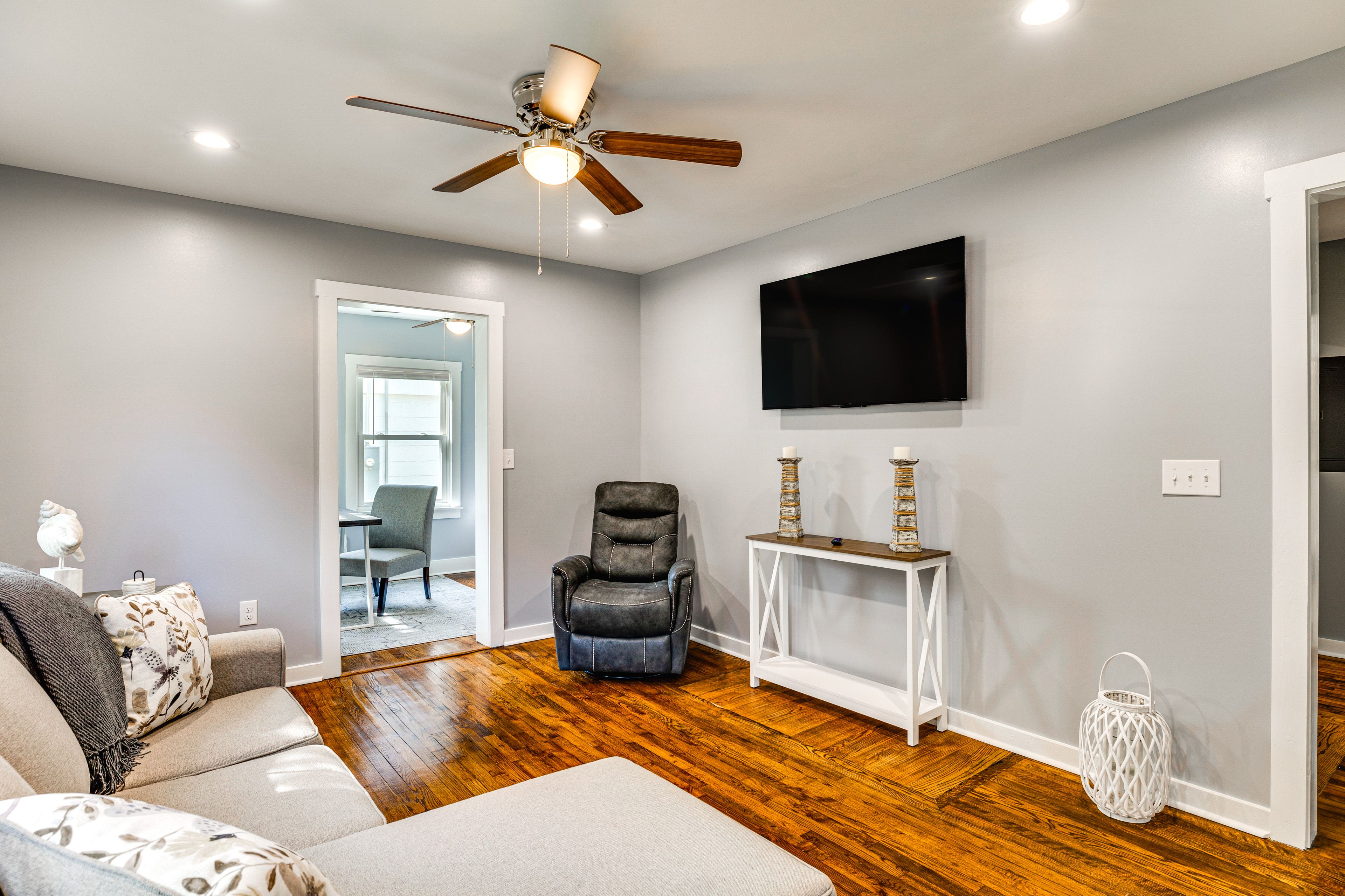 Living Room | Free WiFi | Smart TVs | Central A/C & Heating