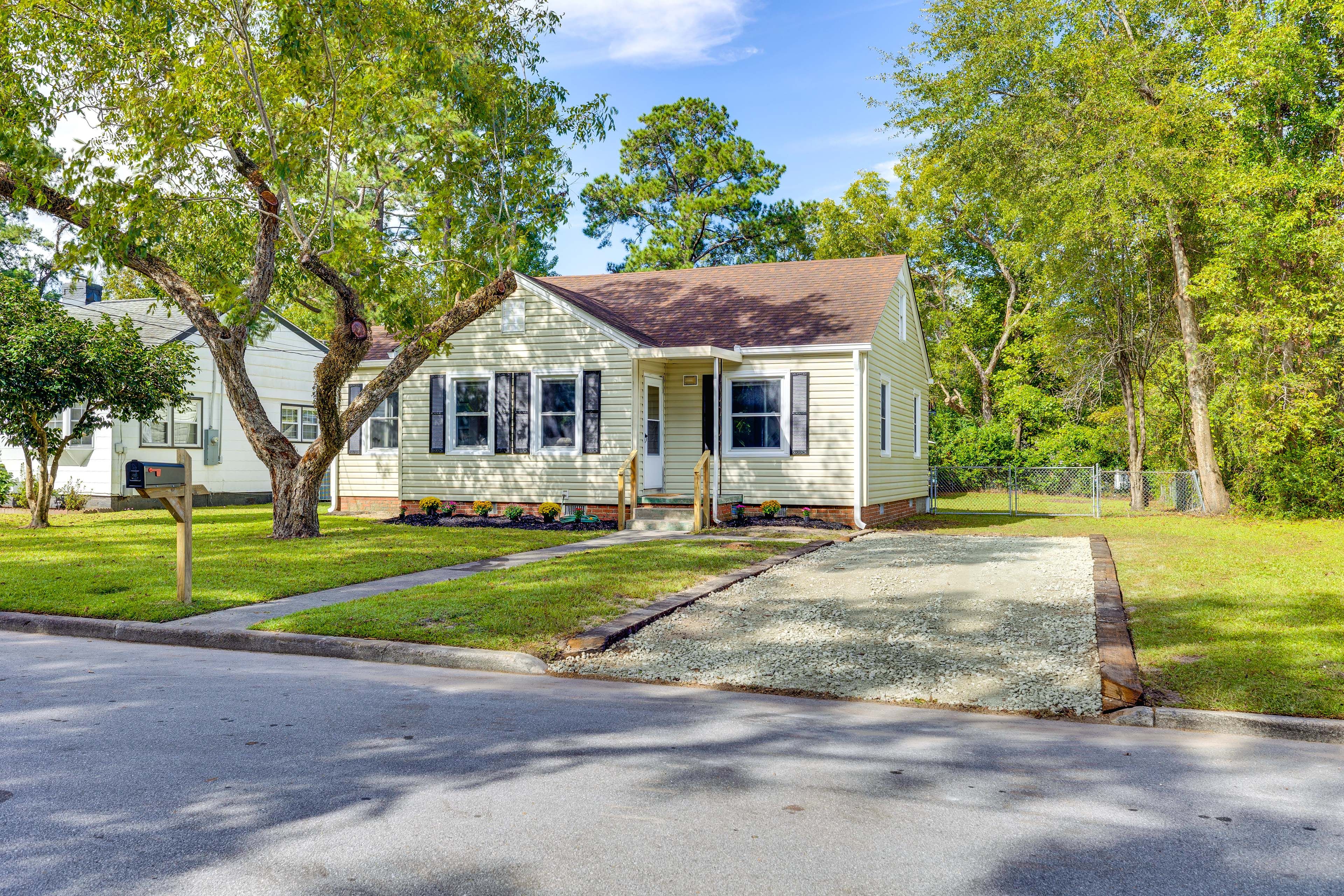 Jacksonville Vacation Rental | 2BR | 1.5BA | 4 Steps to Enter | 1,111 Sq Ft