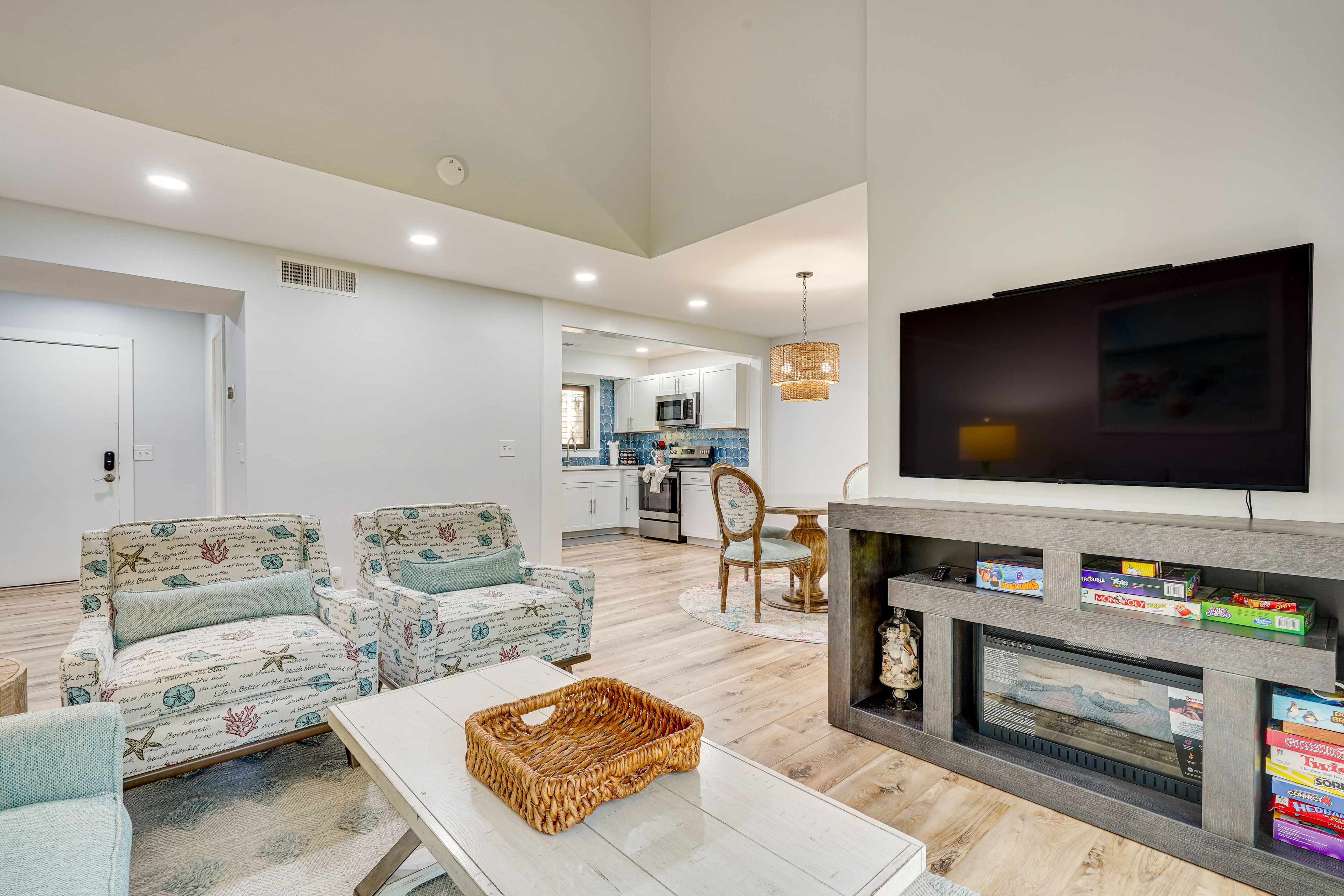 Living Room | Sleeper Sofa | Smart TV | Central A/C | Single-Story Unit