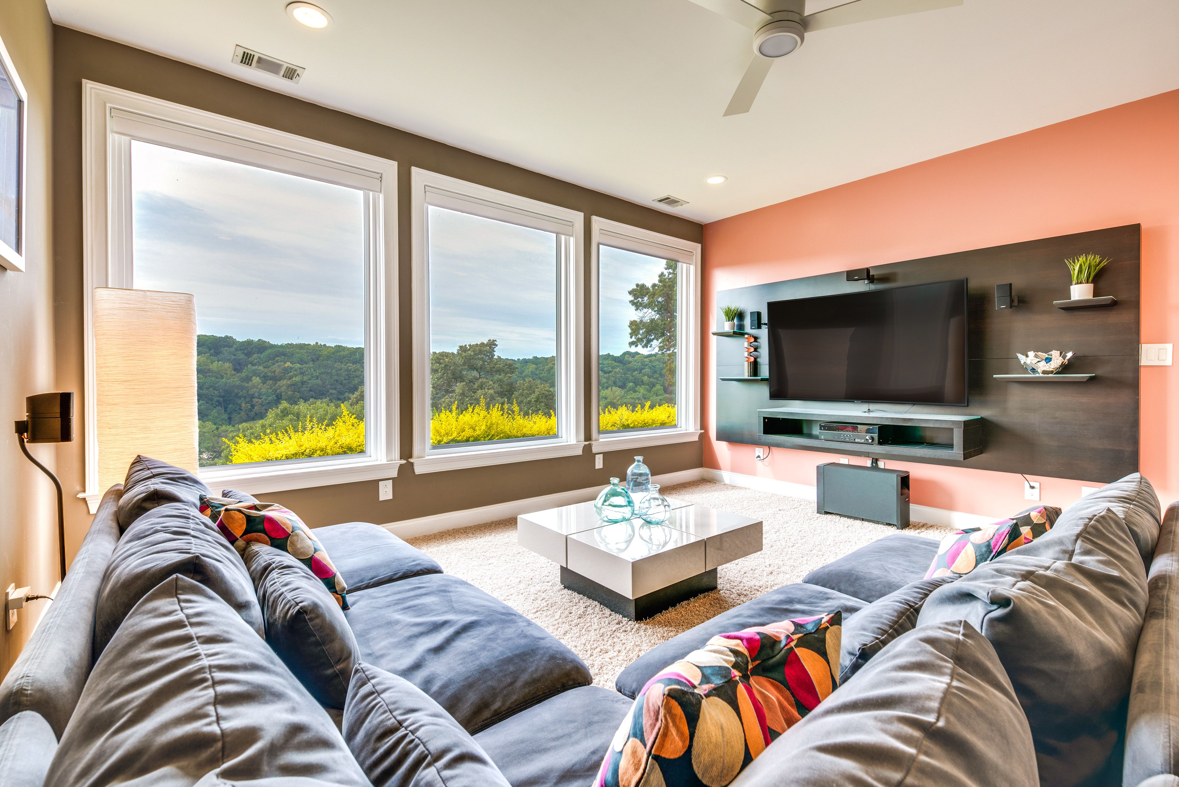 Living Room | Free WiFi | Smart TV | Single-Story Apartment