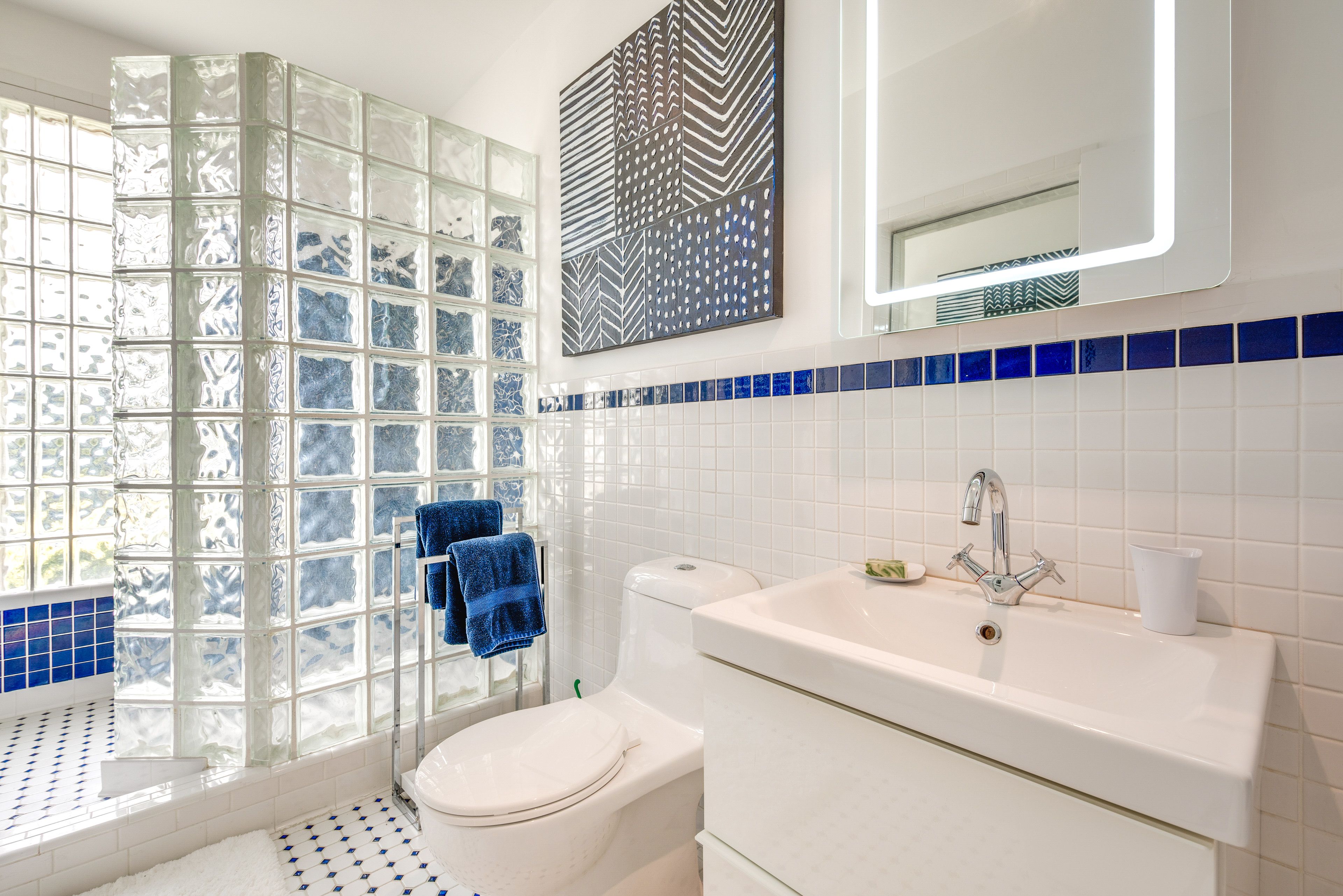 Full Bathroom | Towels Provided | Complimentary Toiletries
