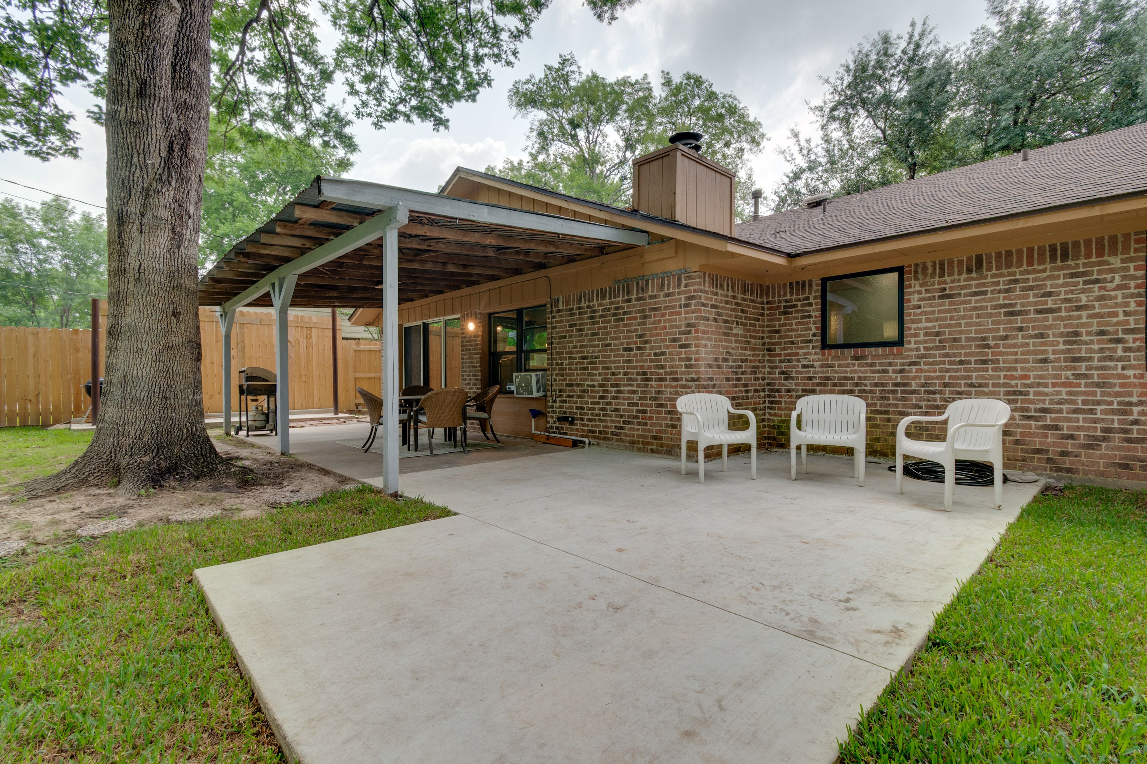 Home Exterior | Outdoor Dining | Charcoal Grill | Gas Grill (Propane Provided)