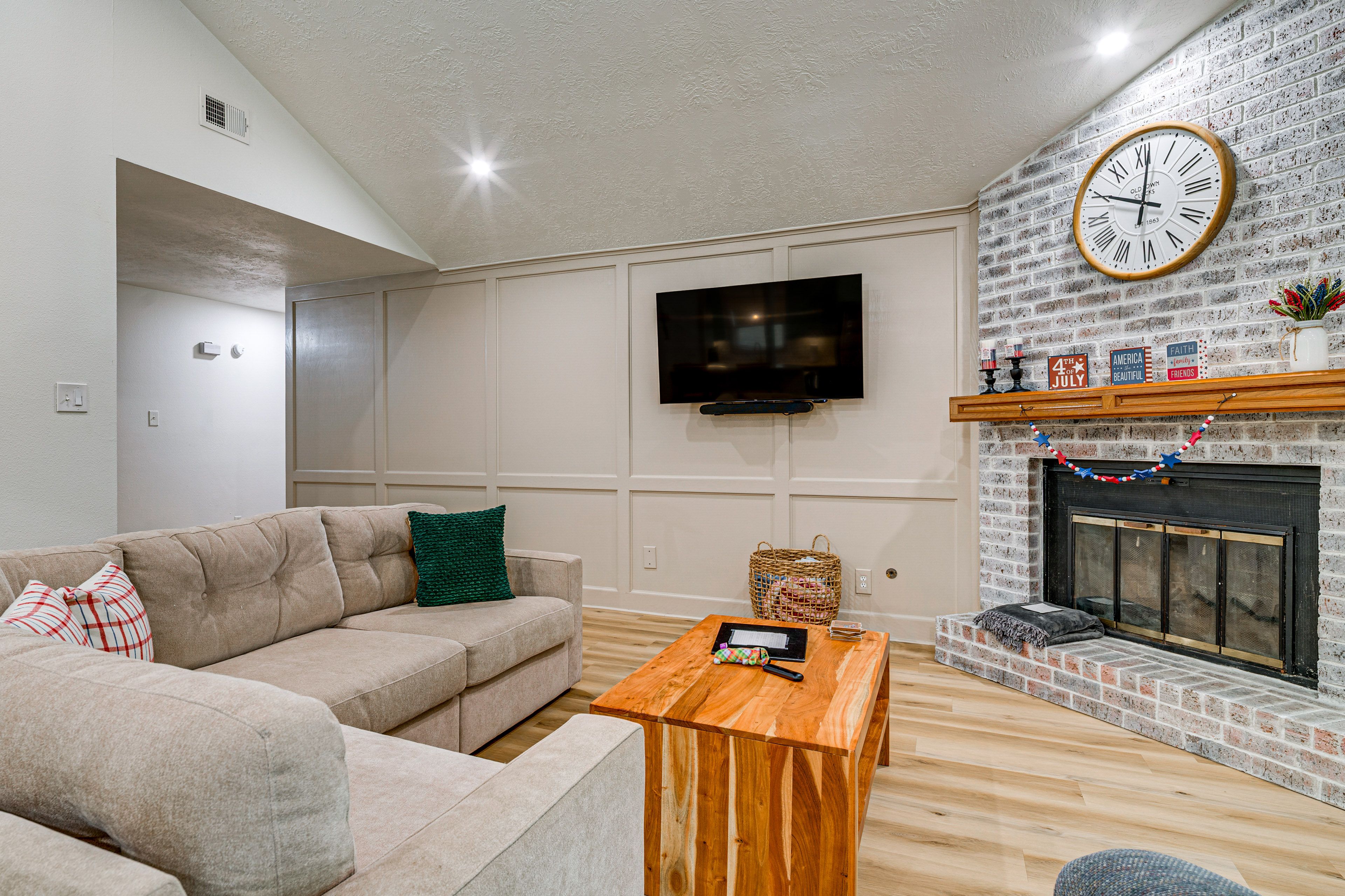 Living Room | Free WiFi | Smart TV