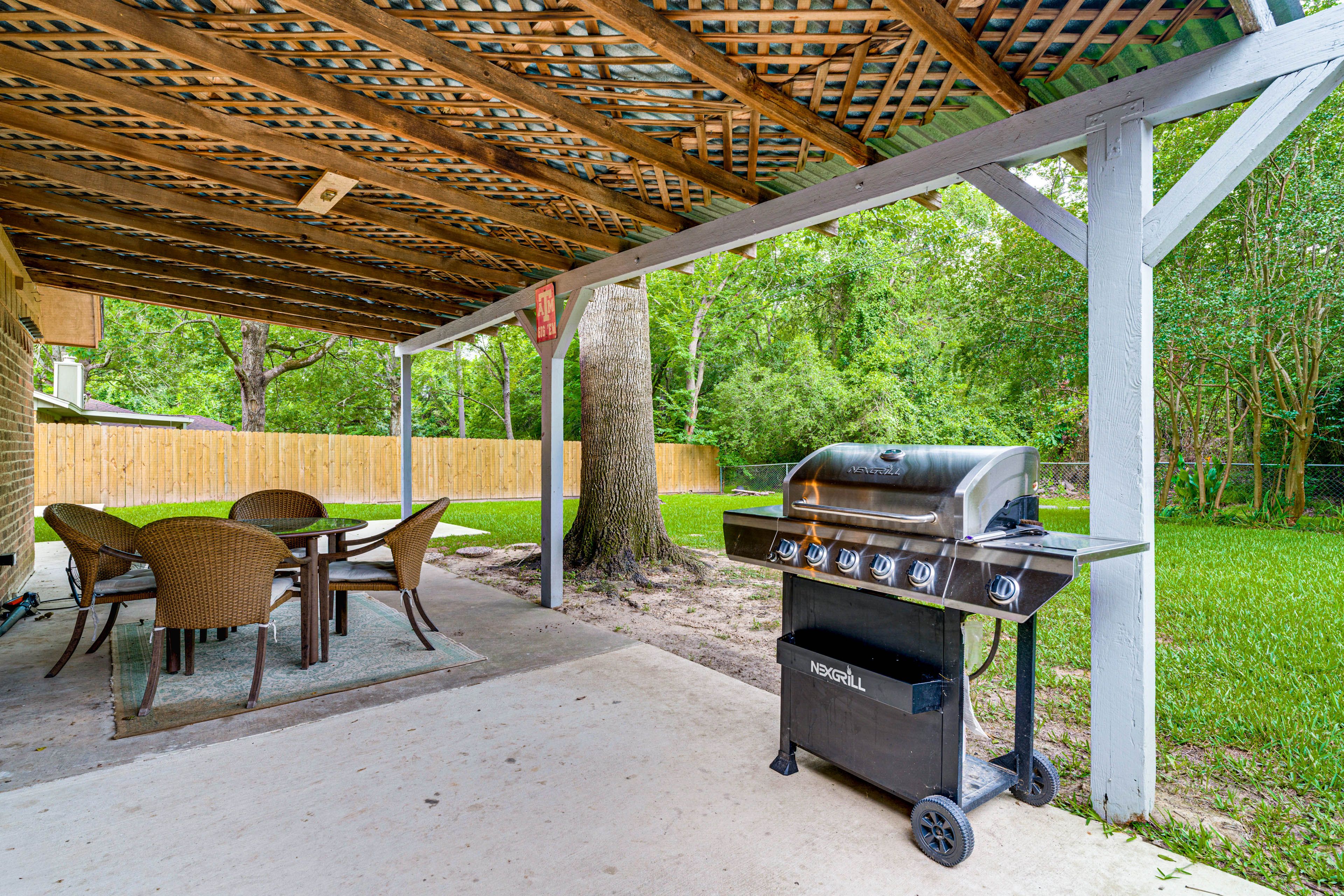 Home Exterior | Outdoor Dining | Charcoal Grill | Gas Grill (Propane Provided)