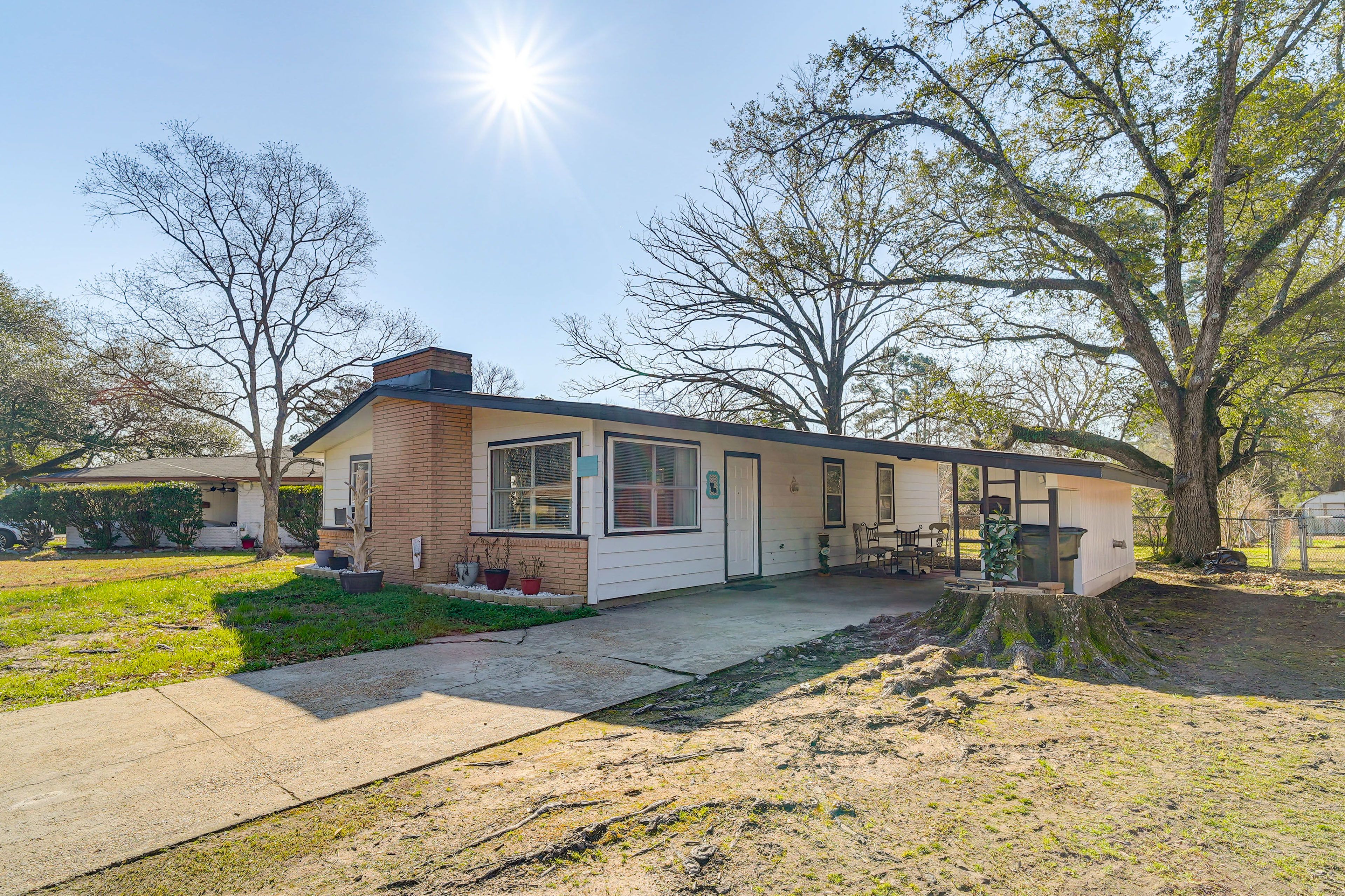 Exterior | Carport (1 Vehicle) | Driveway (1 Vehicle) | Free Street Parking