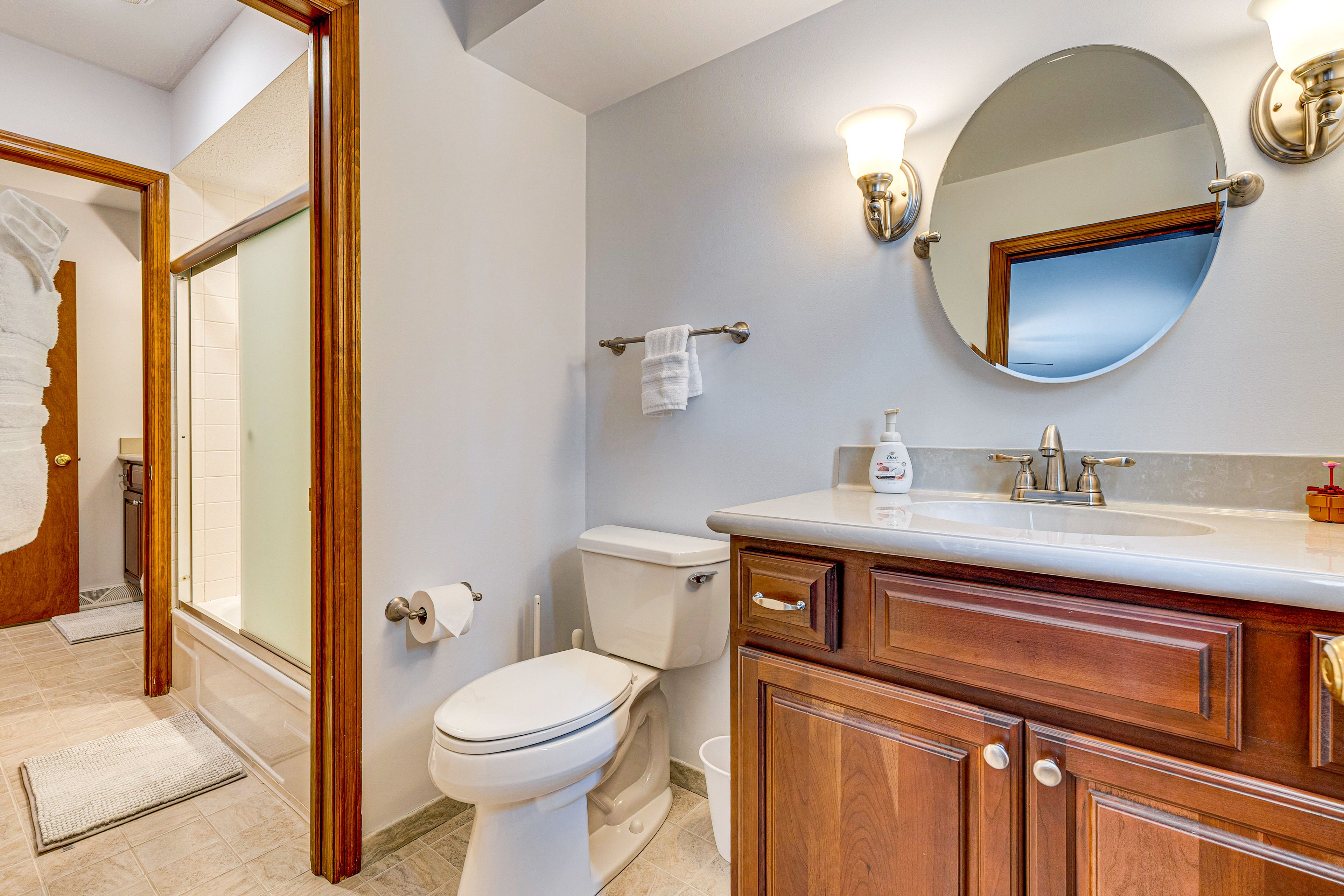 Full Bathroom | 2nd Floor | Towels Provided | Complimentary Toiletries