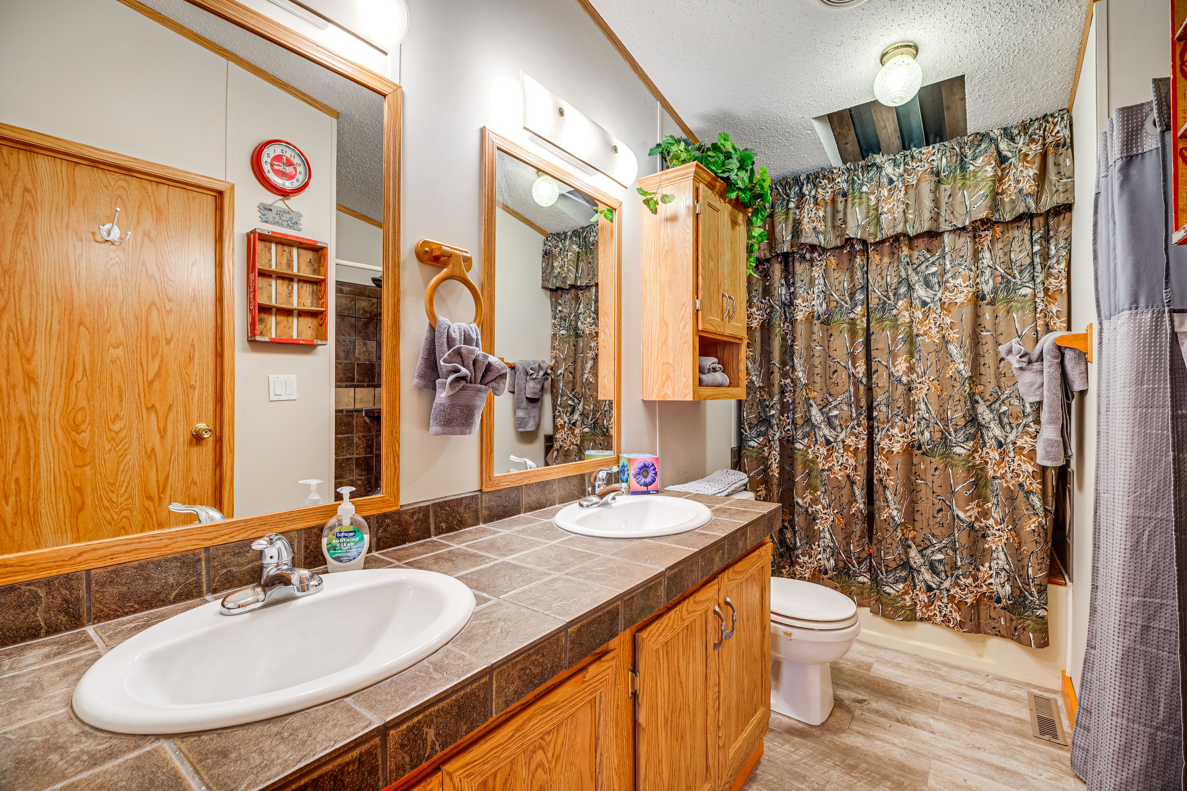 Full Bathroom | Towels Provided | Complimentary Toiletries