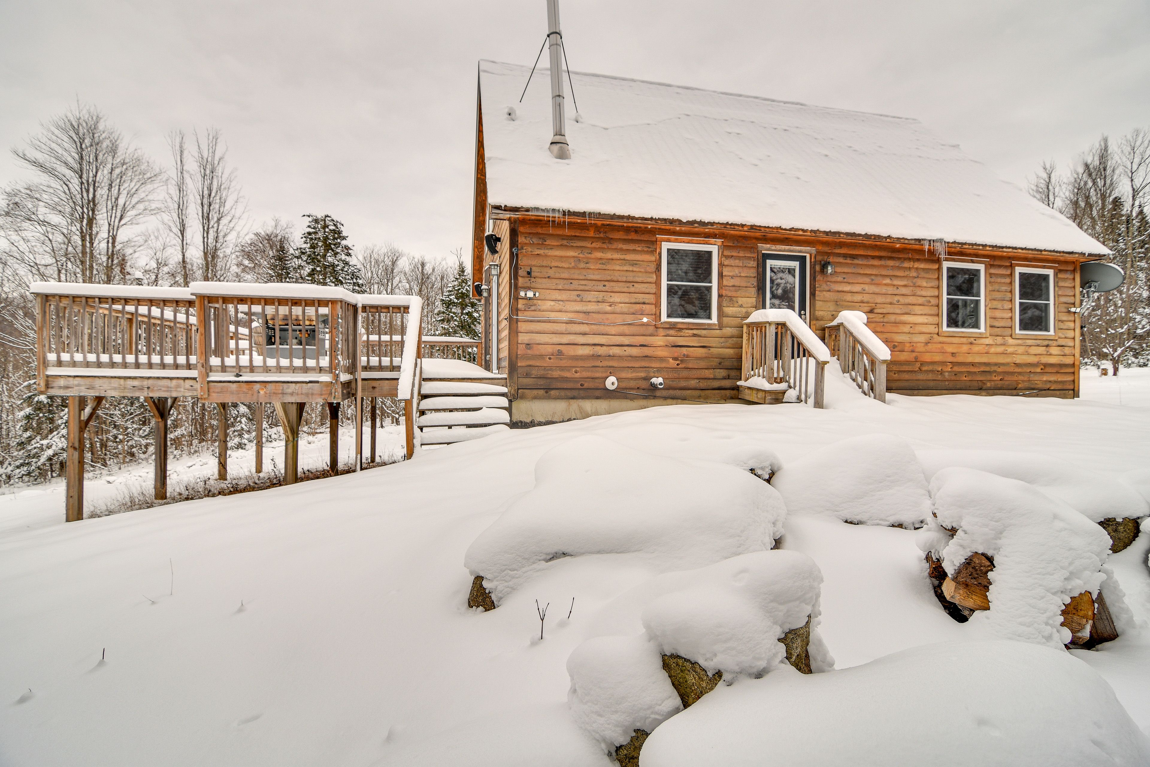 Cabin Exterior | Wood-Burning Fire Pit