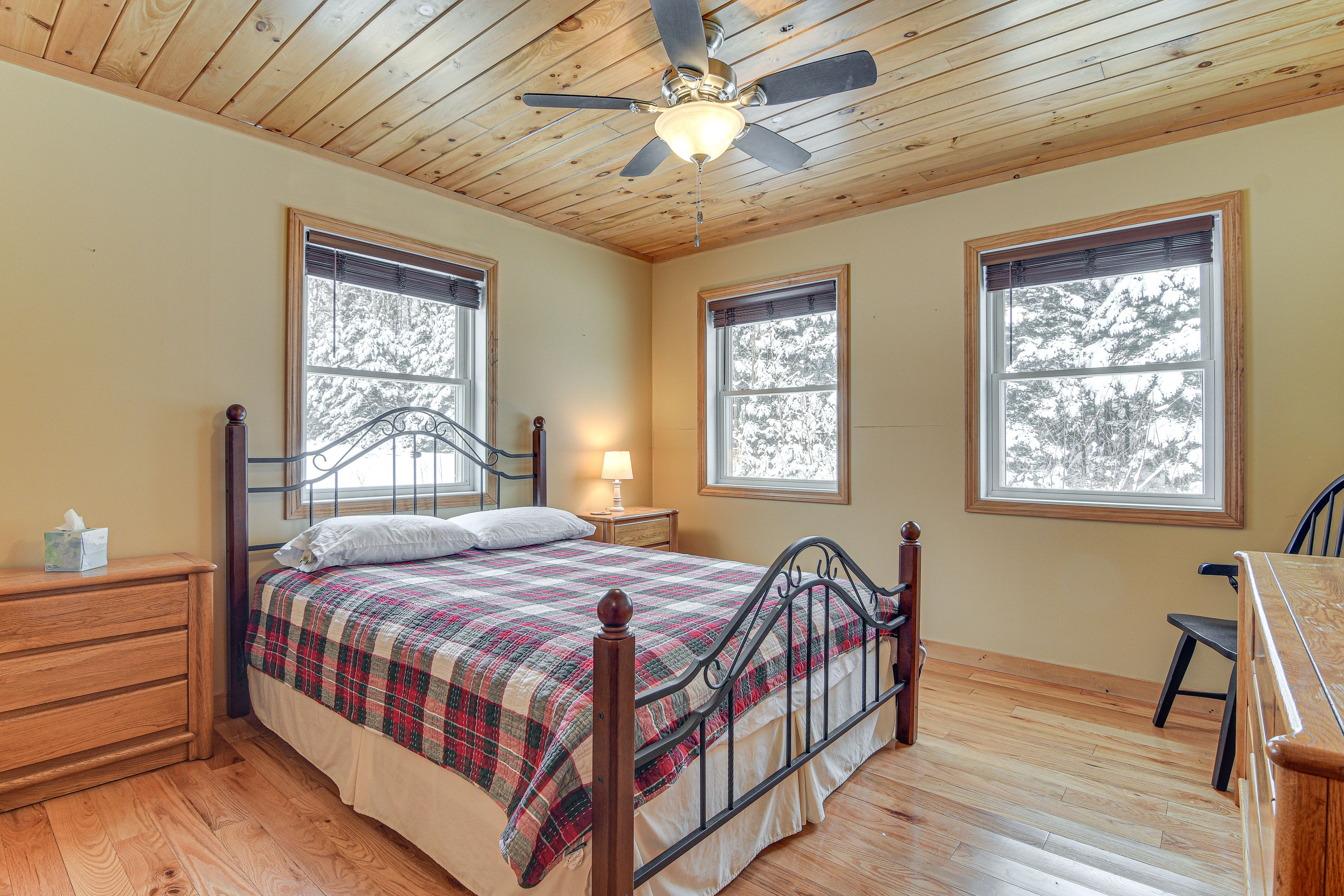 Bedroom 2 | Queen Bed | Main Floor