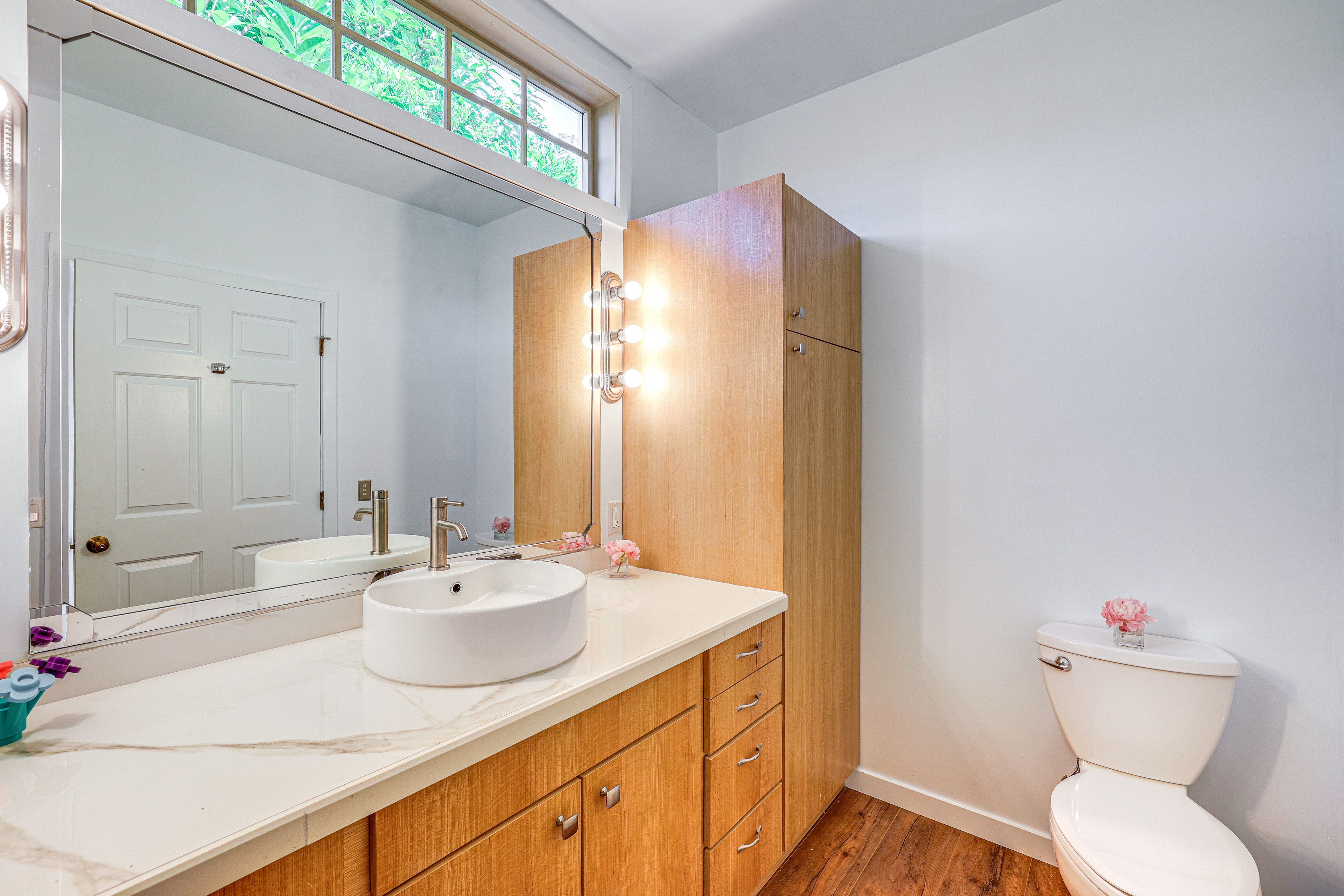 Full Bathroom | Complimentary Toiletries | Main Floor