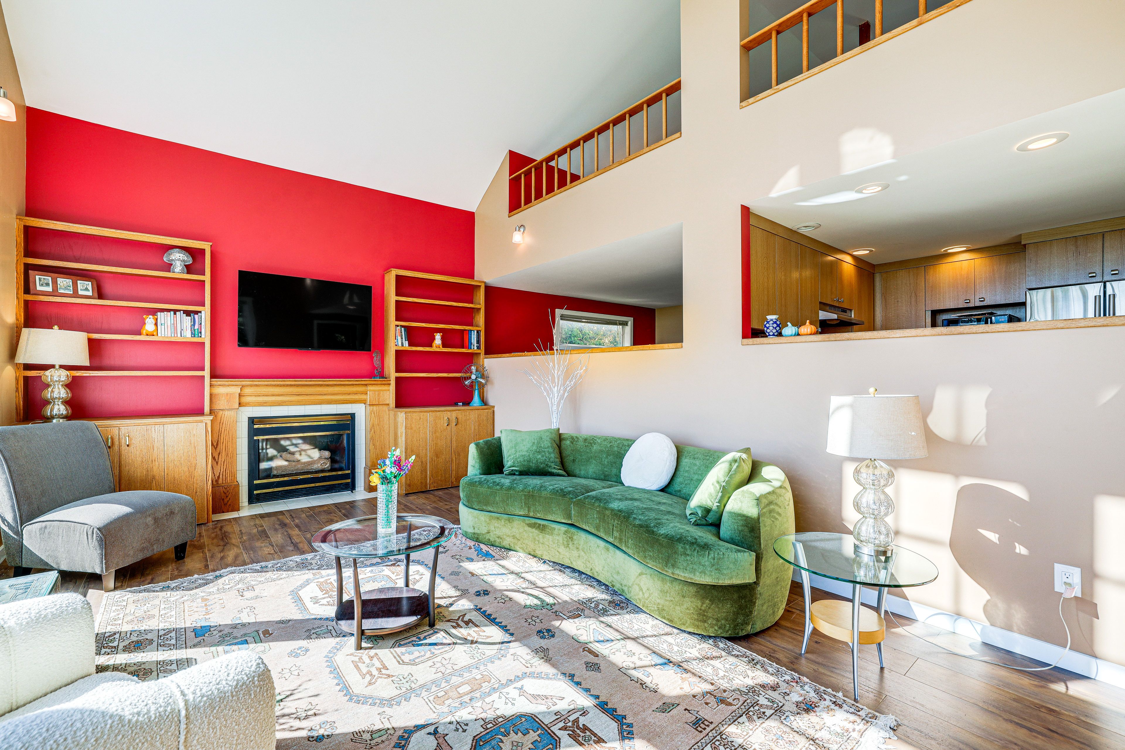 Living Room | Cable TV | Gas Fireplace | Main Floor