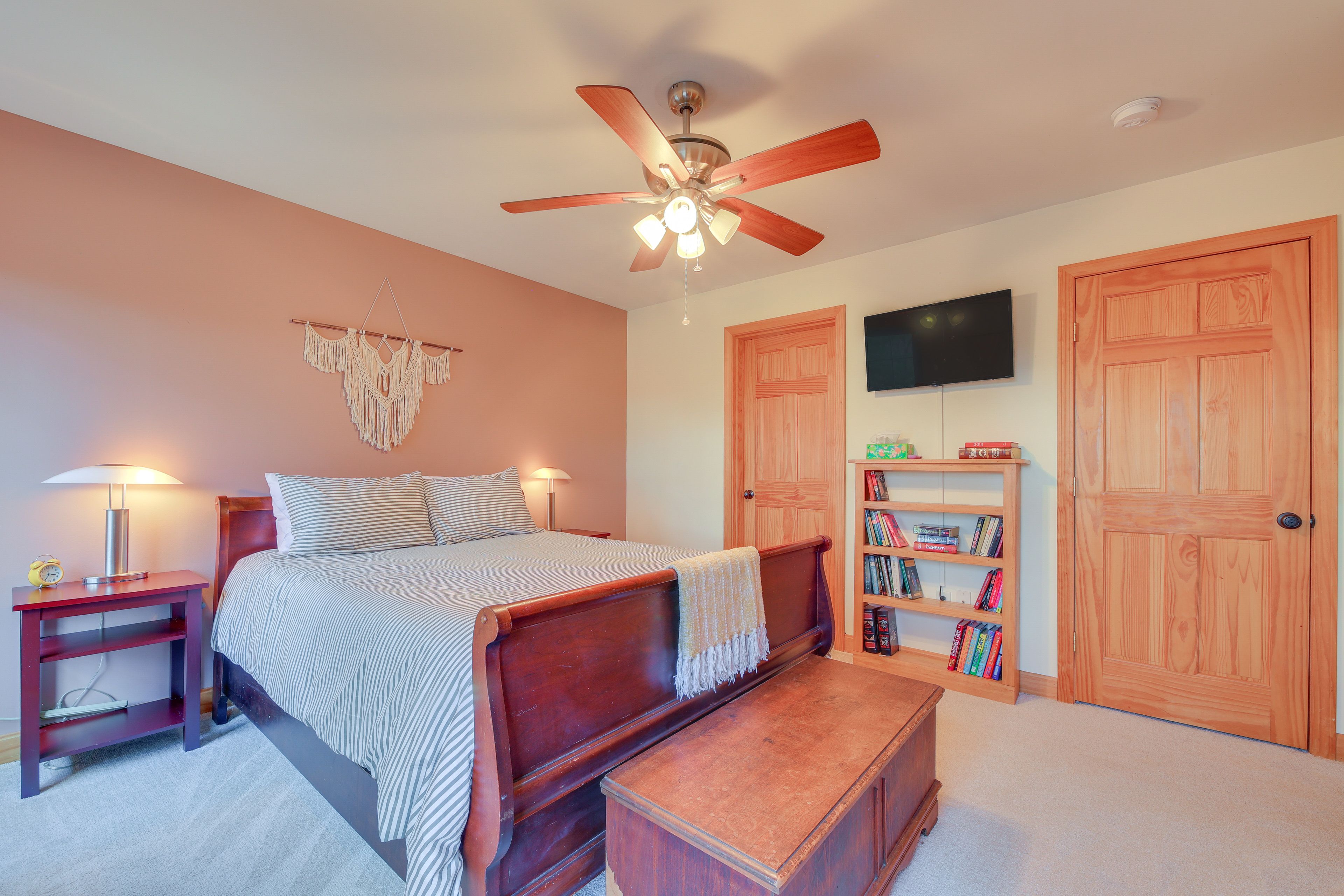 Bedroom 1 | Queen Bed