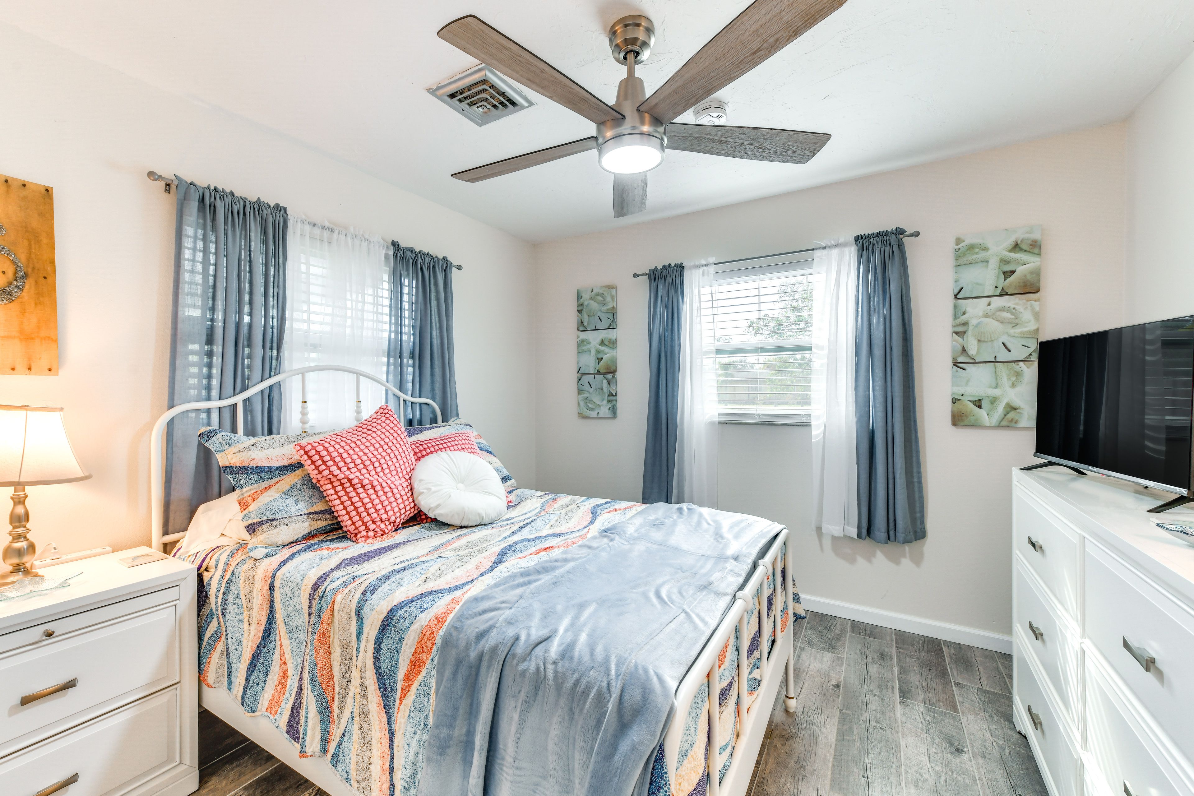Bedroom 1 | Queen Bed | Smart TV