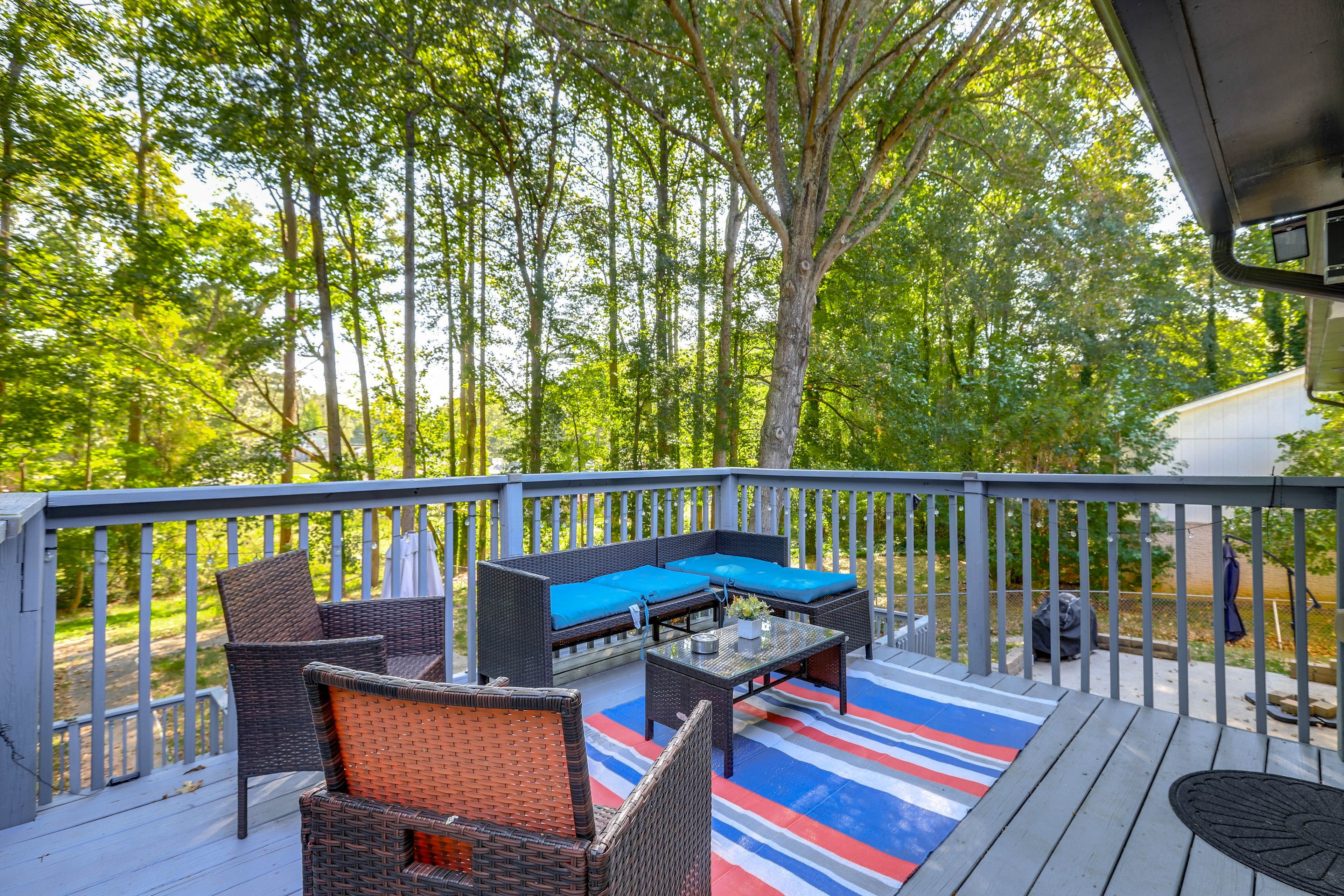 Upper Deck | Dining Area | Gas & Charcoal Grills