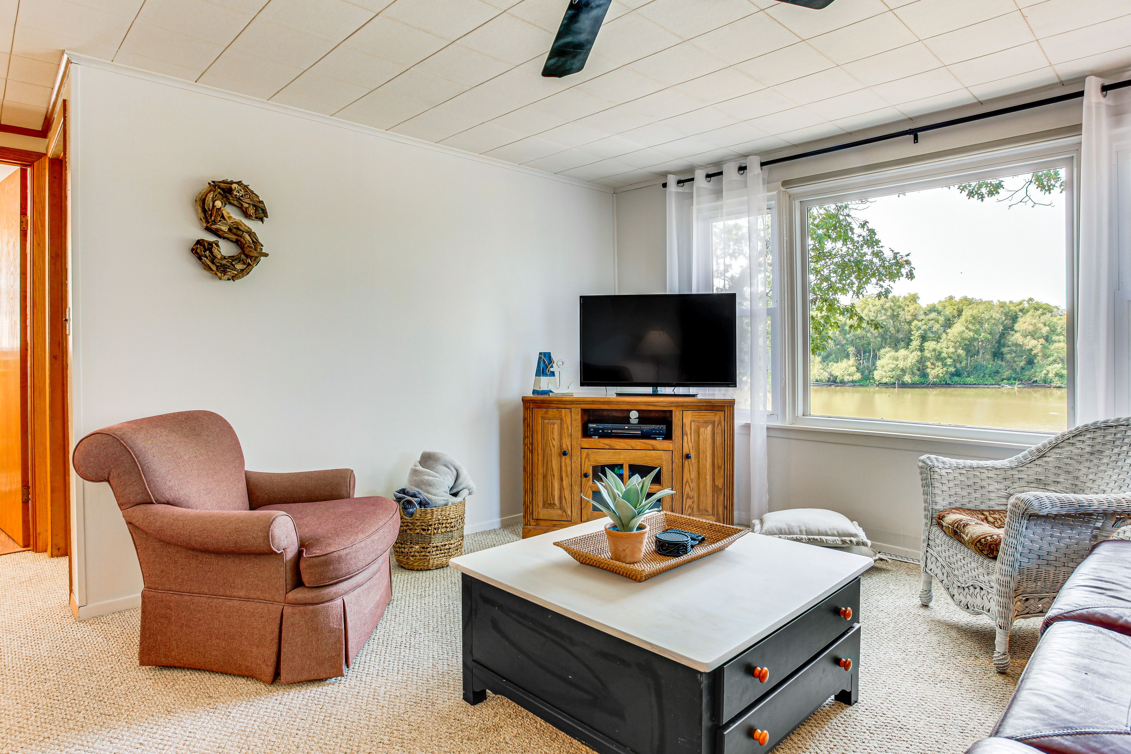 Living Room | Upper Level | Central A/C & Heating