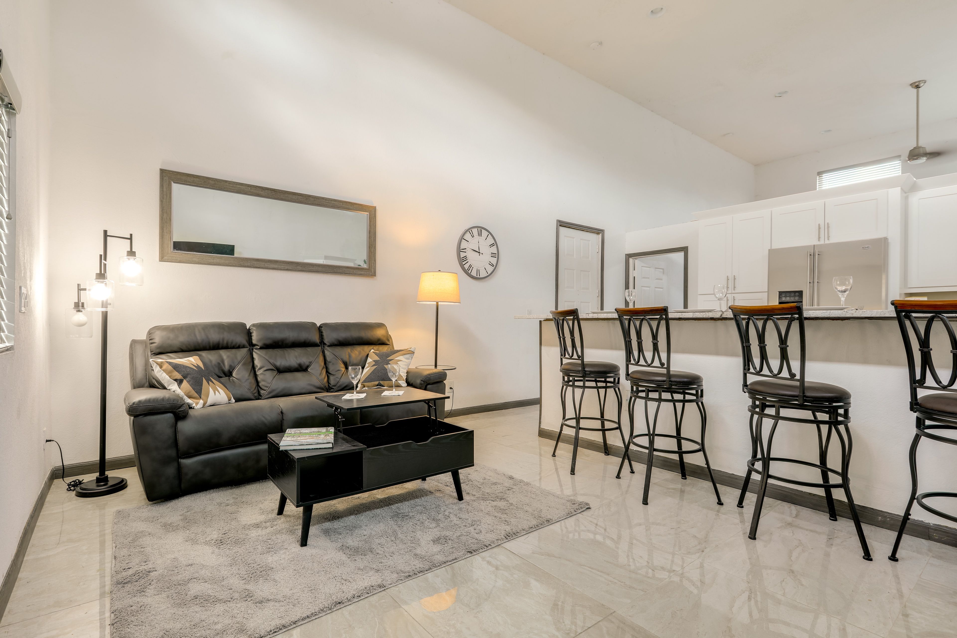 Living Room | Free WiFi | Central A/C | Smart TV