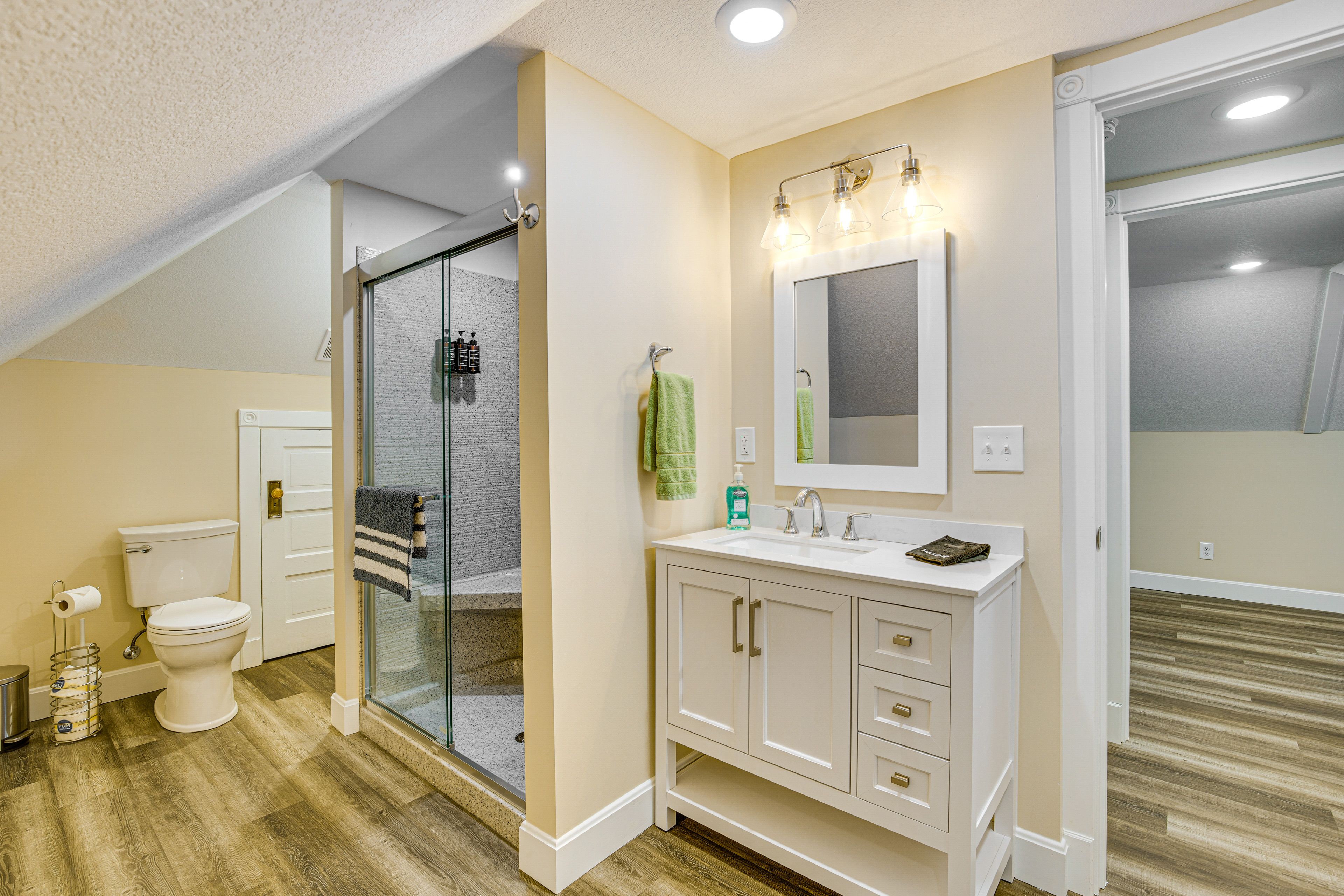 Full Bathroom | Towels Provided | Complimentary Toiletries | 2nd Floor