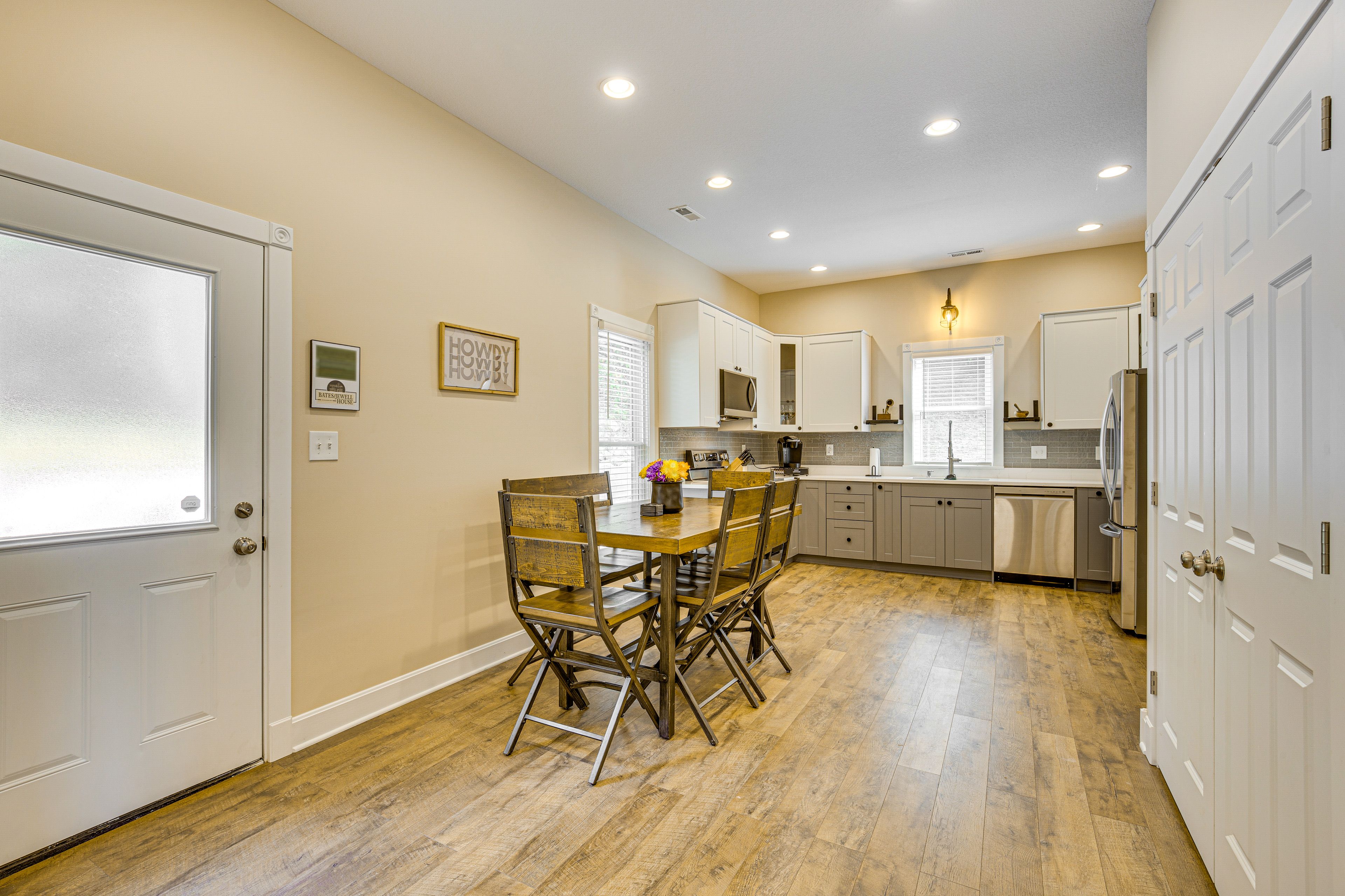 Dining Area | Dishware/Flatware Provided | 1st Floor