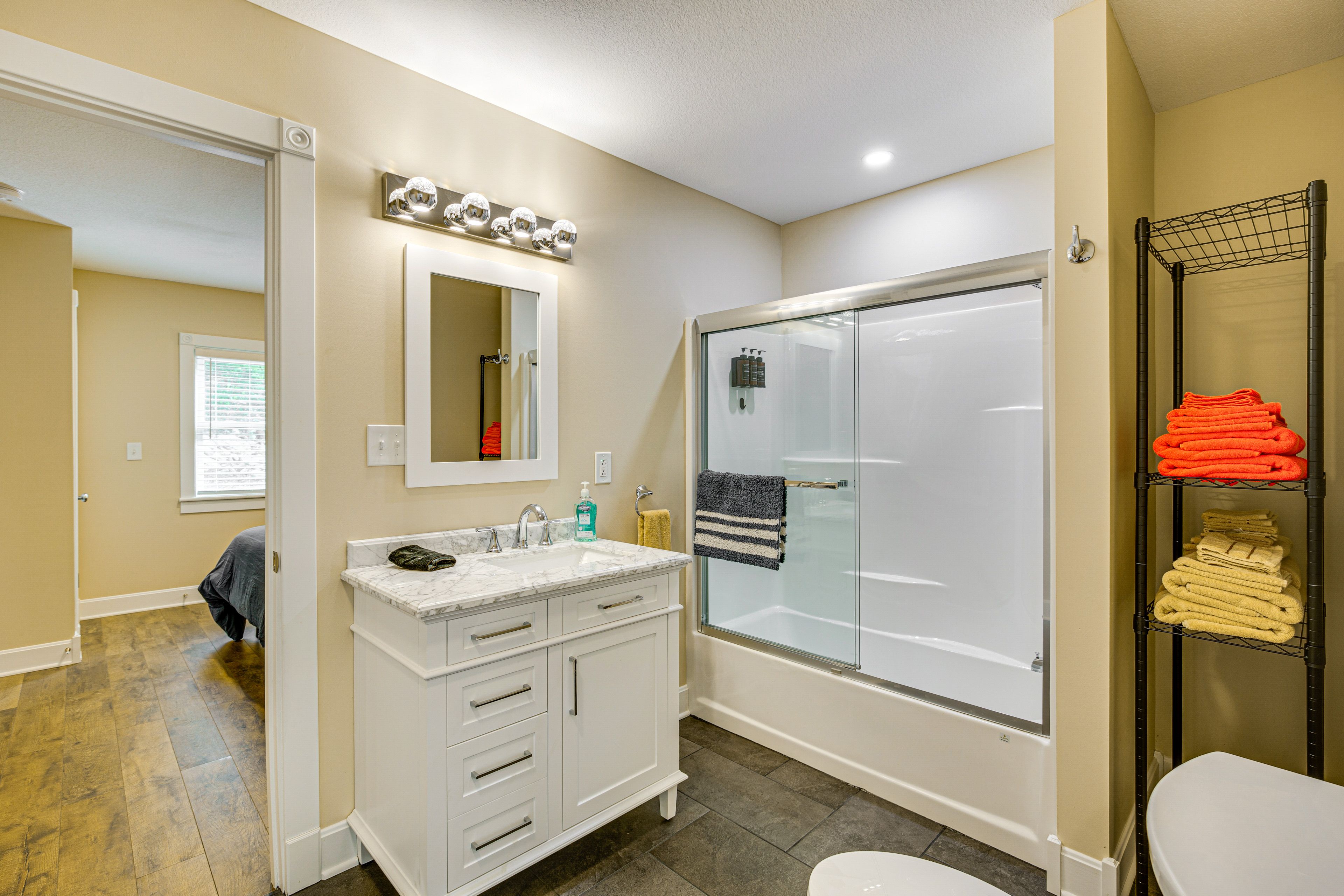 Shared En-Suite Bathroom | 1st Floor