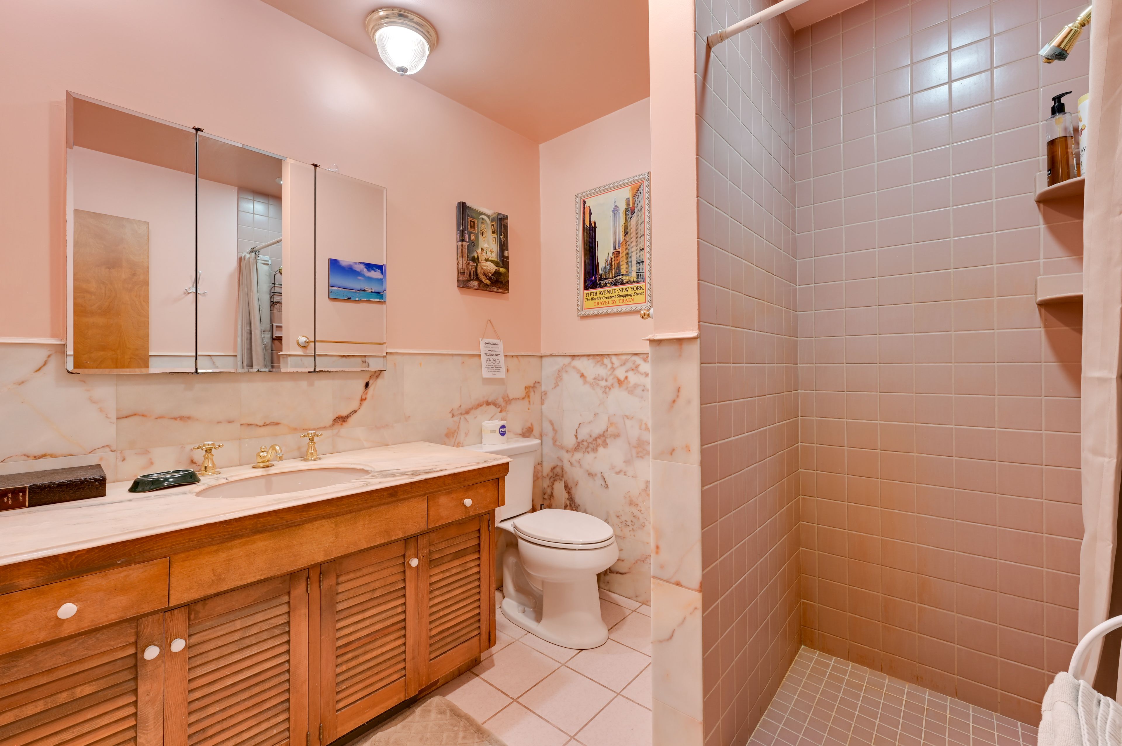 Full Bathroom | Complimentary Toiletries