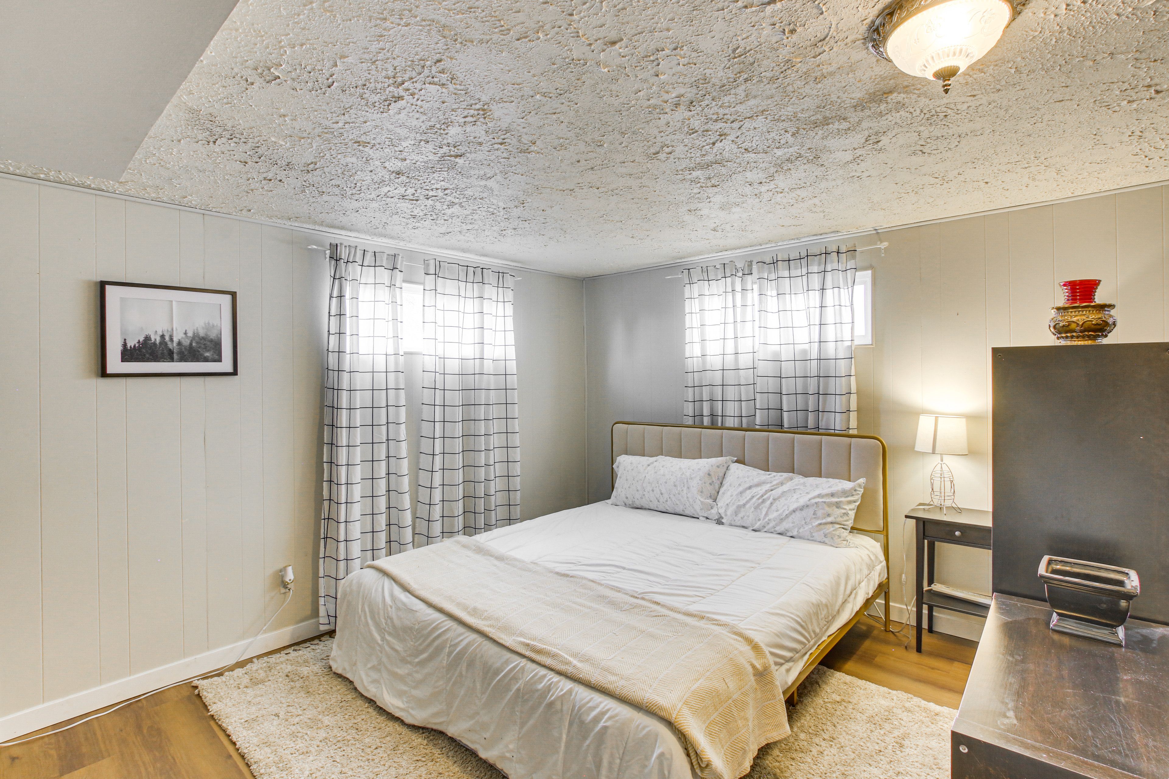 Sleeping Nook | King Bed | Smart TV | Lower Level