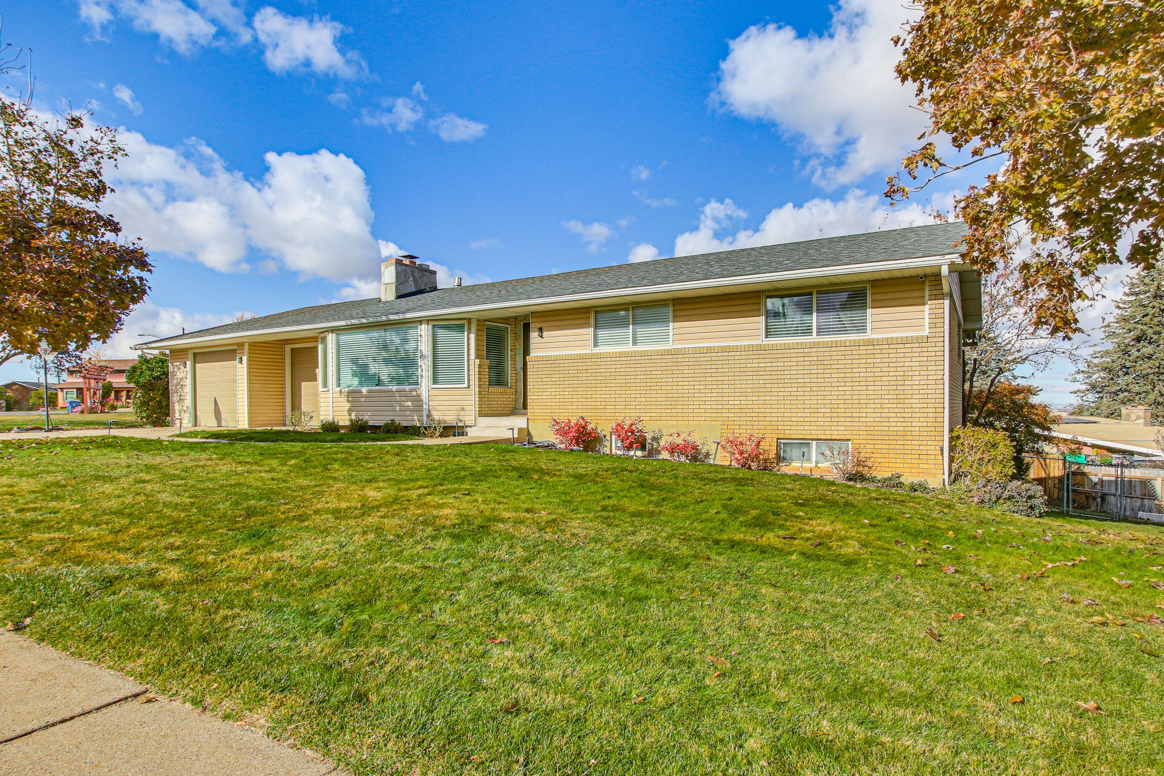 House Exterior | Fenced Backyard | Deck | Gas Grill | Mountain Views
