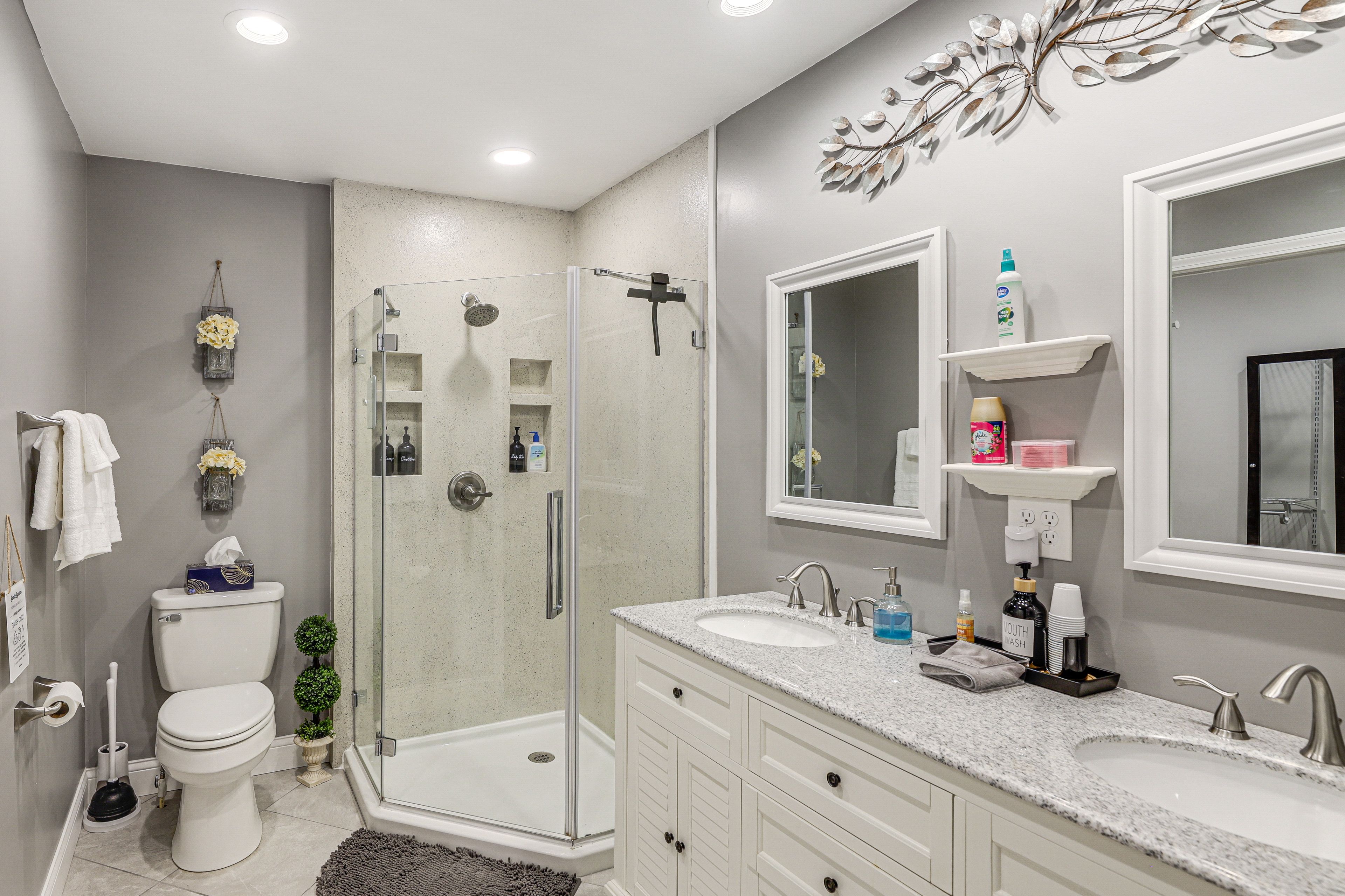Full Bathroom | Main Floor | Complimentary Toiletries
