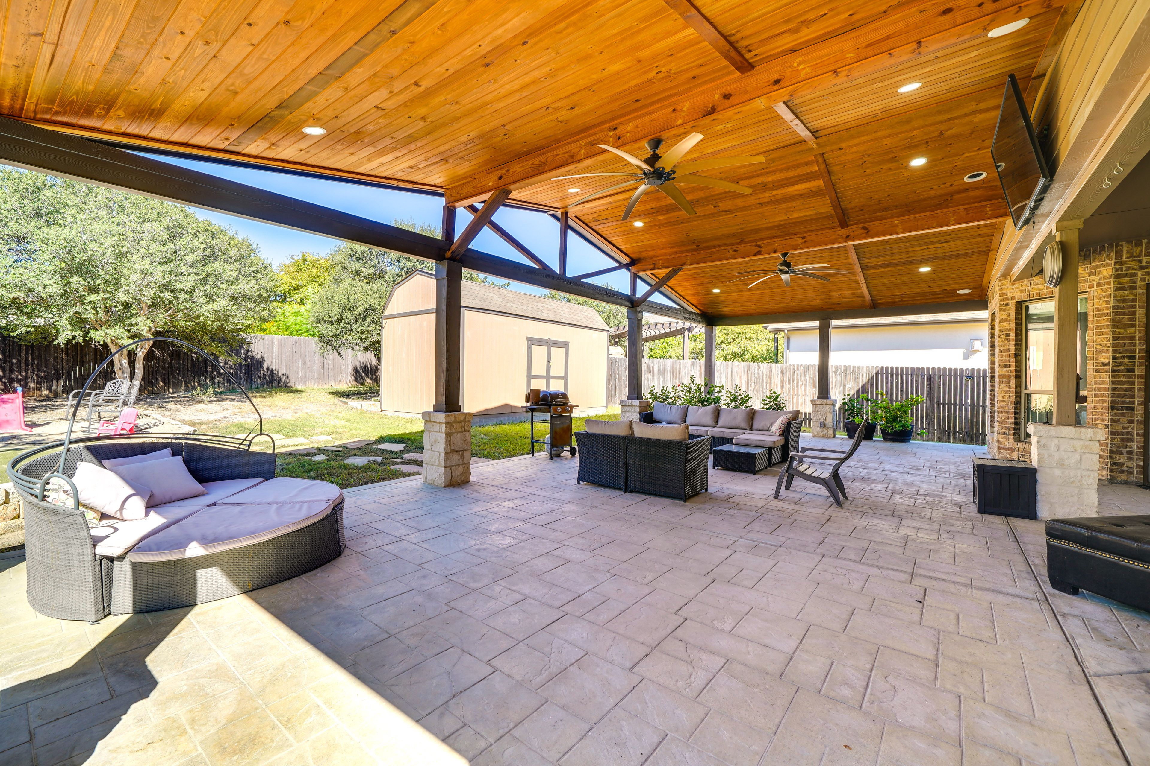 Covered Patio | Smart TV | Gas Grill | Lounge Seating | Ceiling Fans
