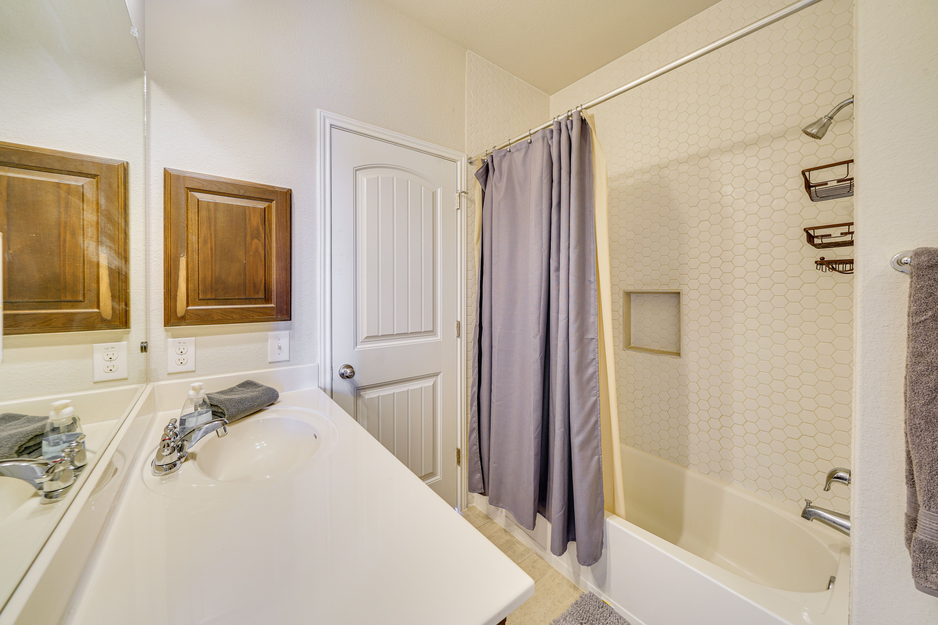 Full Bathroom | Towels Provided | 2nd Floor