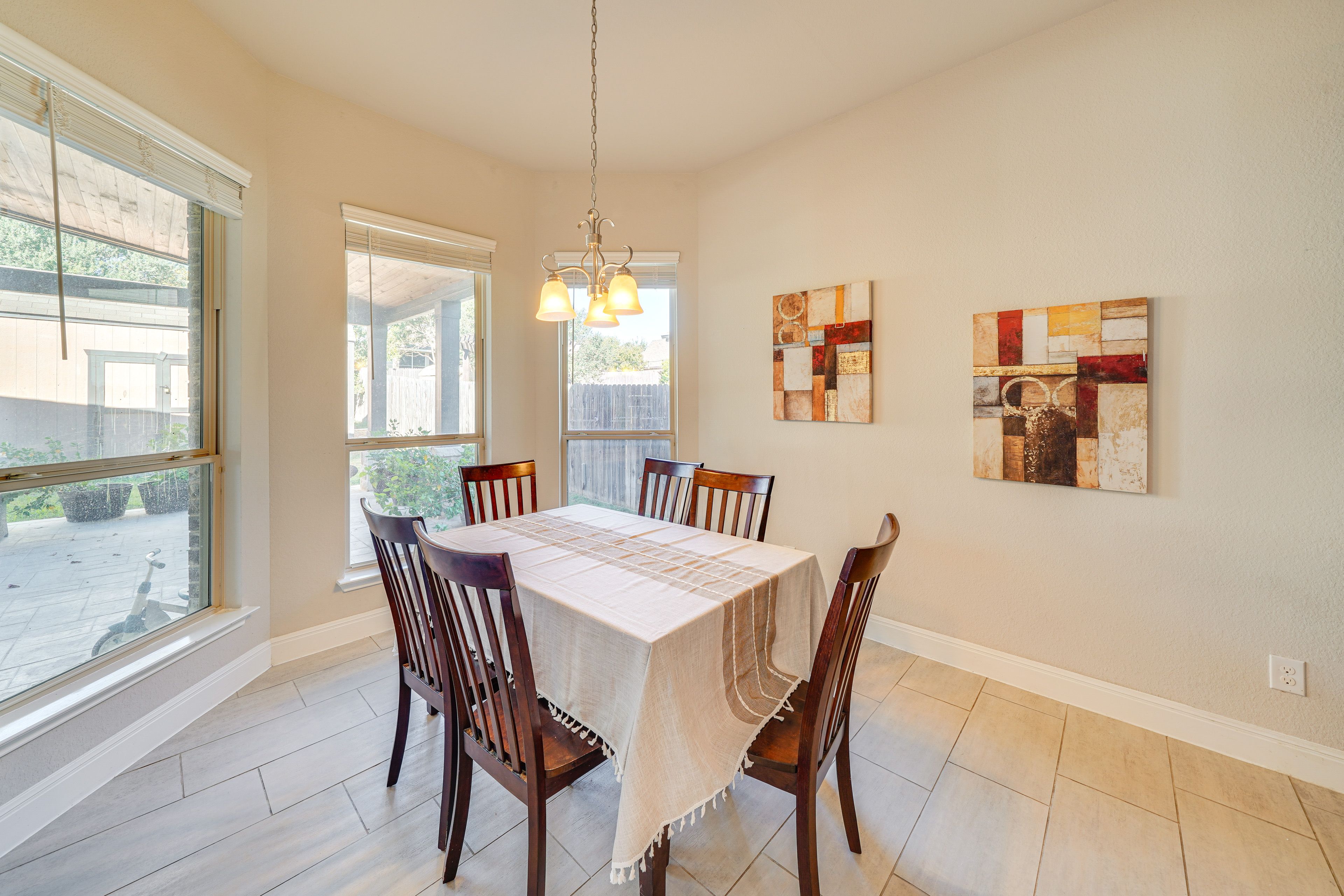 Dining Area | Dishware/Flatware Provided | 1st Floor