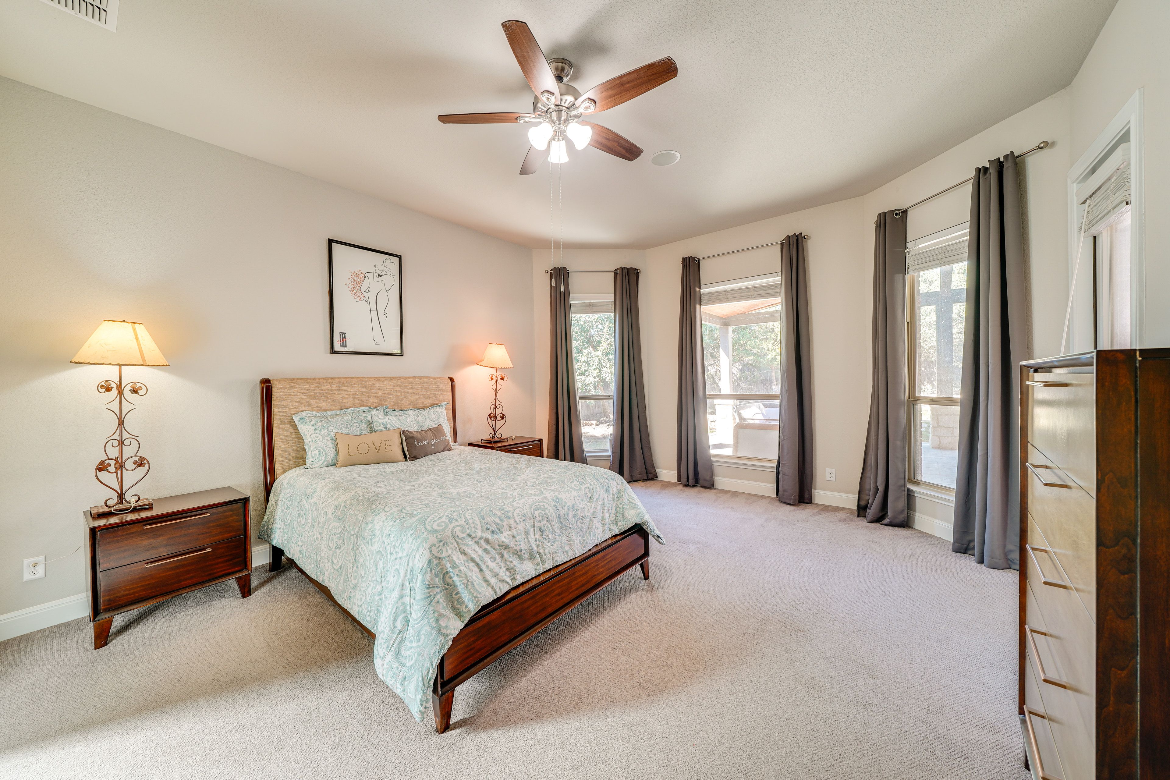 Bedroom 1 | Queen Bed | Smart TV | 1st Floor