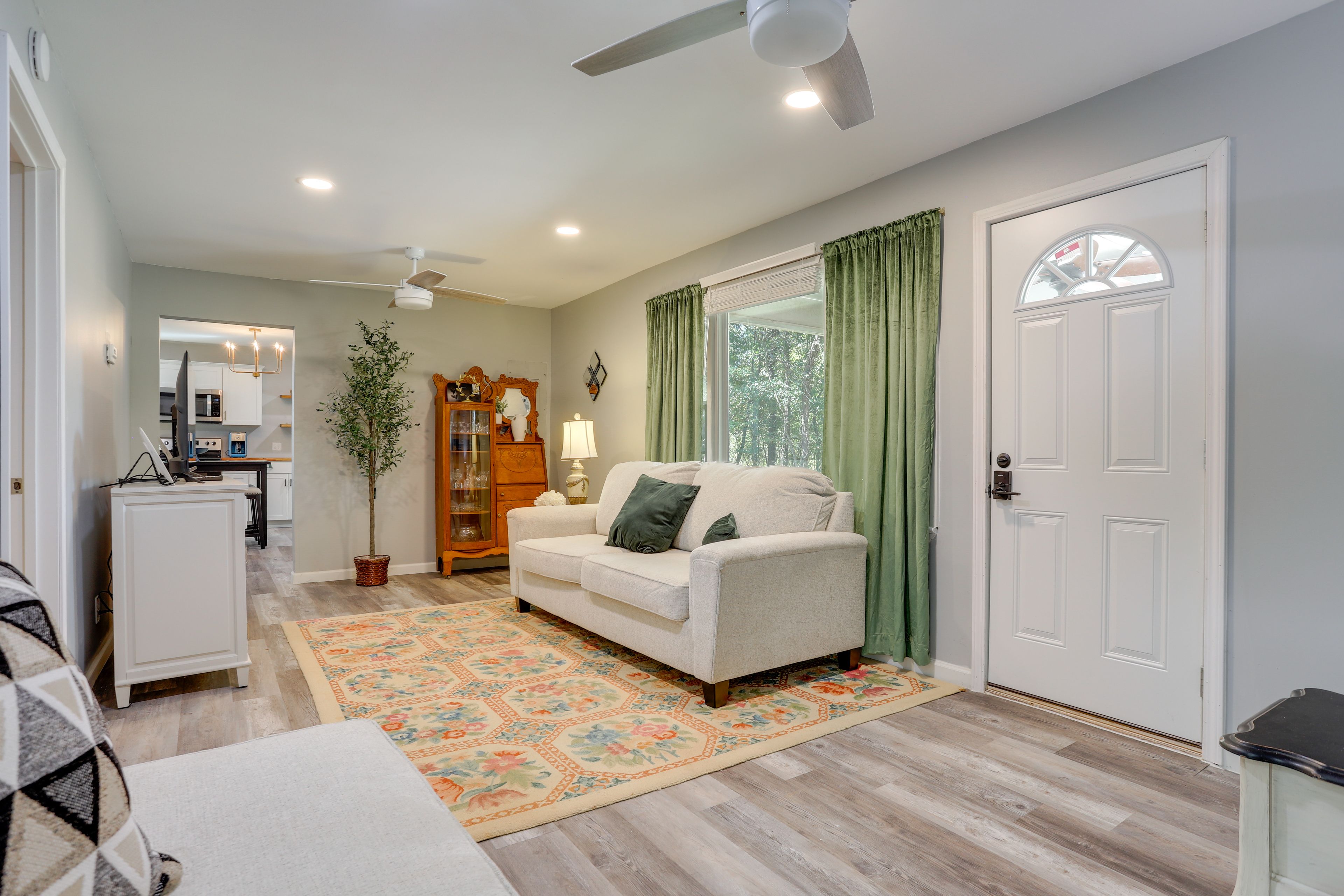 Living Room | Free WiFi | Central Heating & A/C | Smart TV