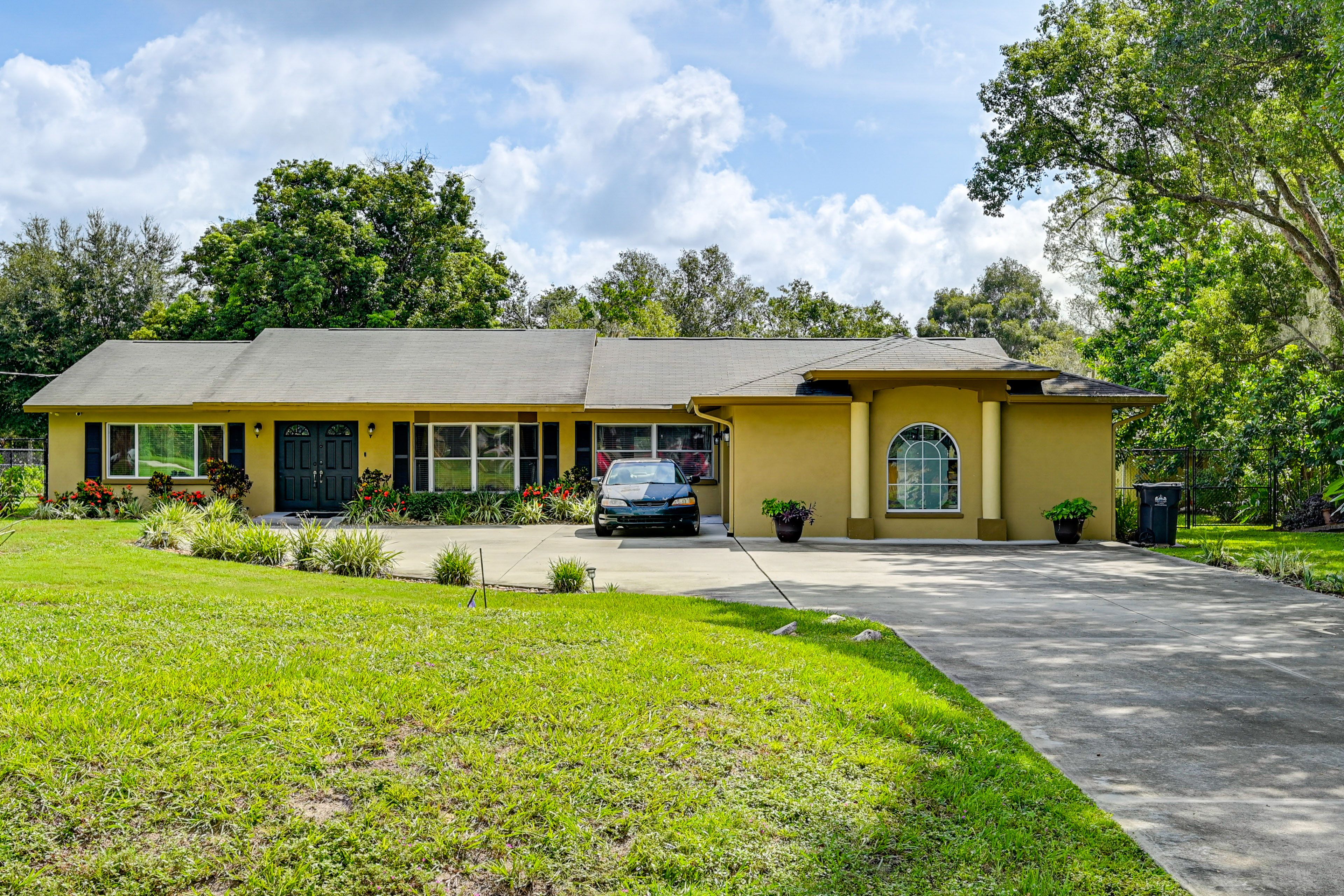 Parking | Driveway (4 Vehicles) | RV Parking Available