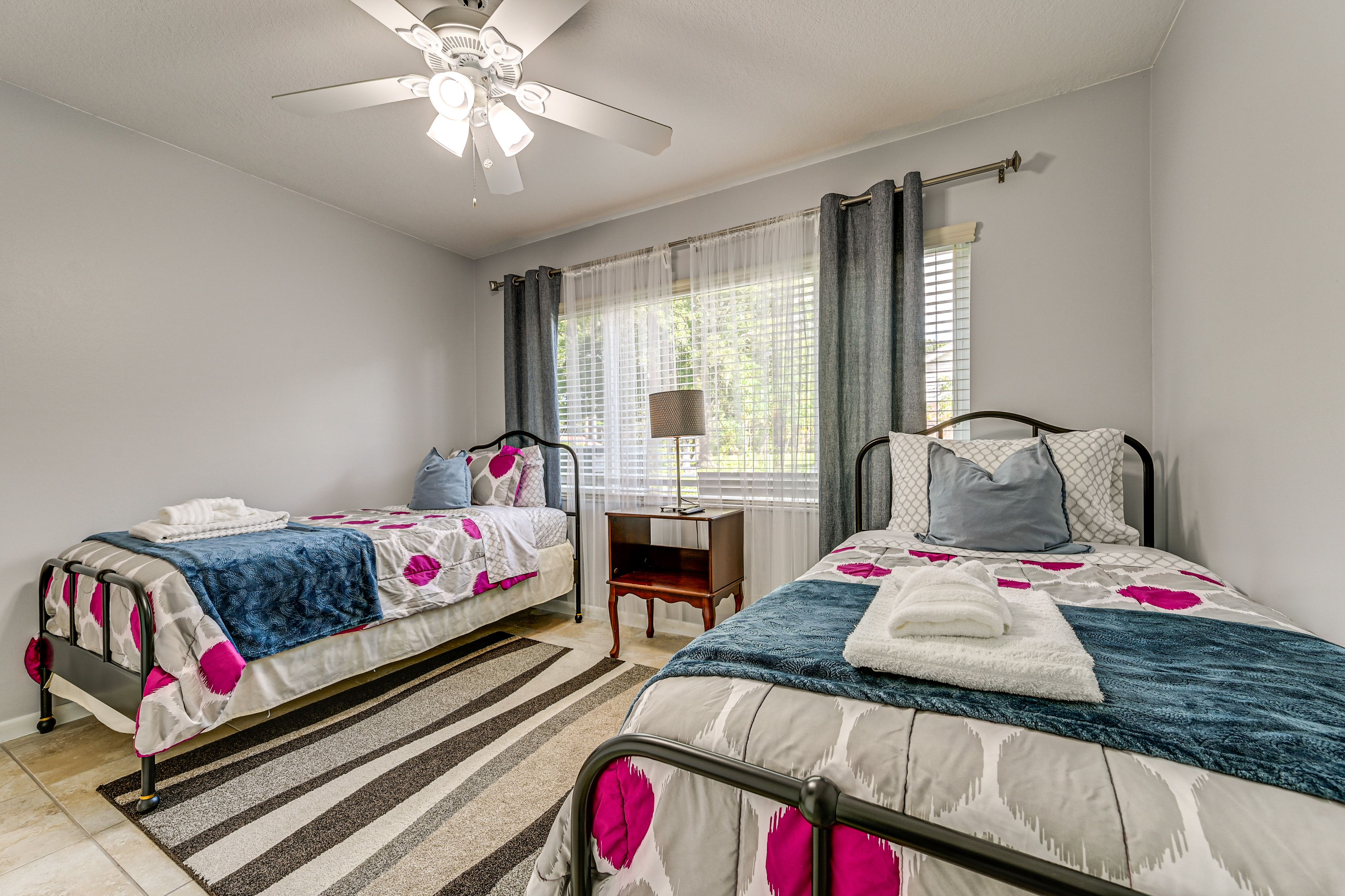 Bedroom 5 | 2 Twin Beds | Smart TV