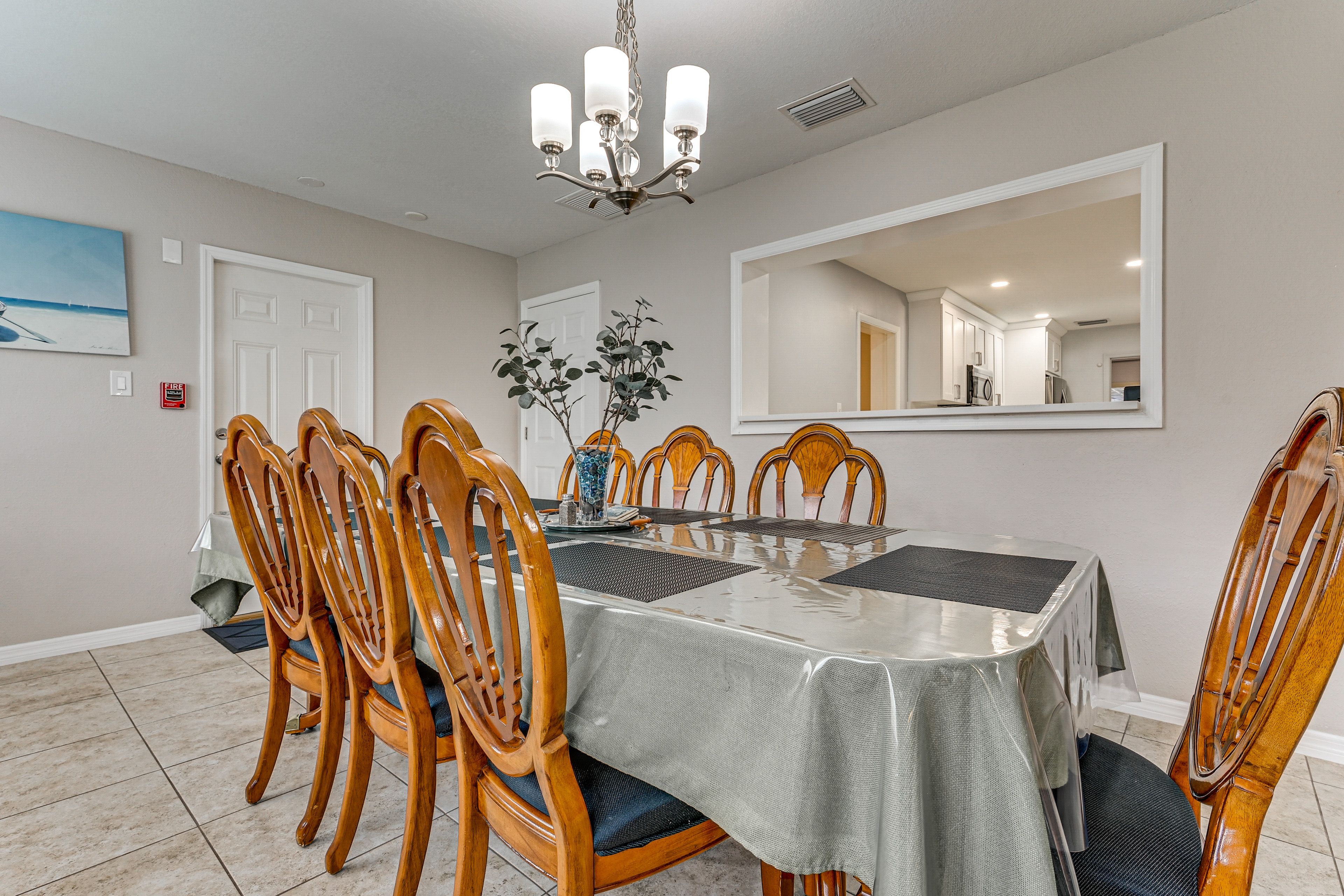 Dining Area | Dishware/Flatware Provided