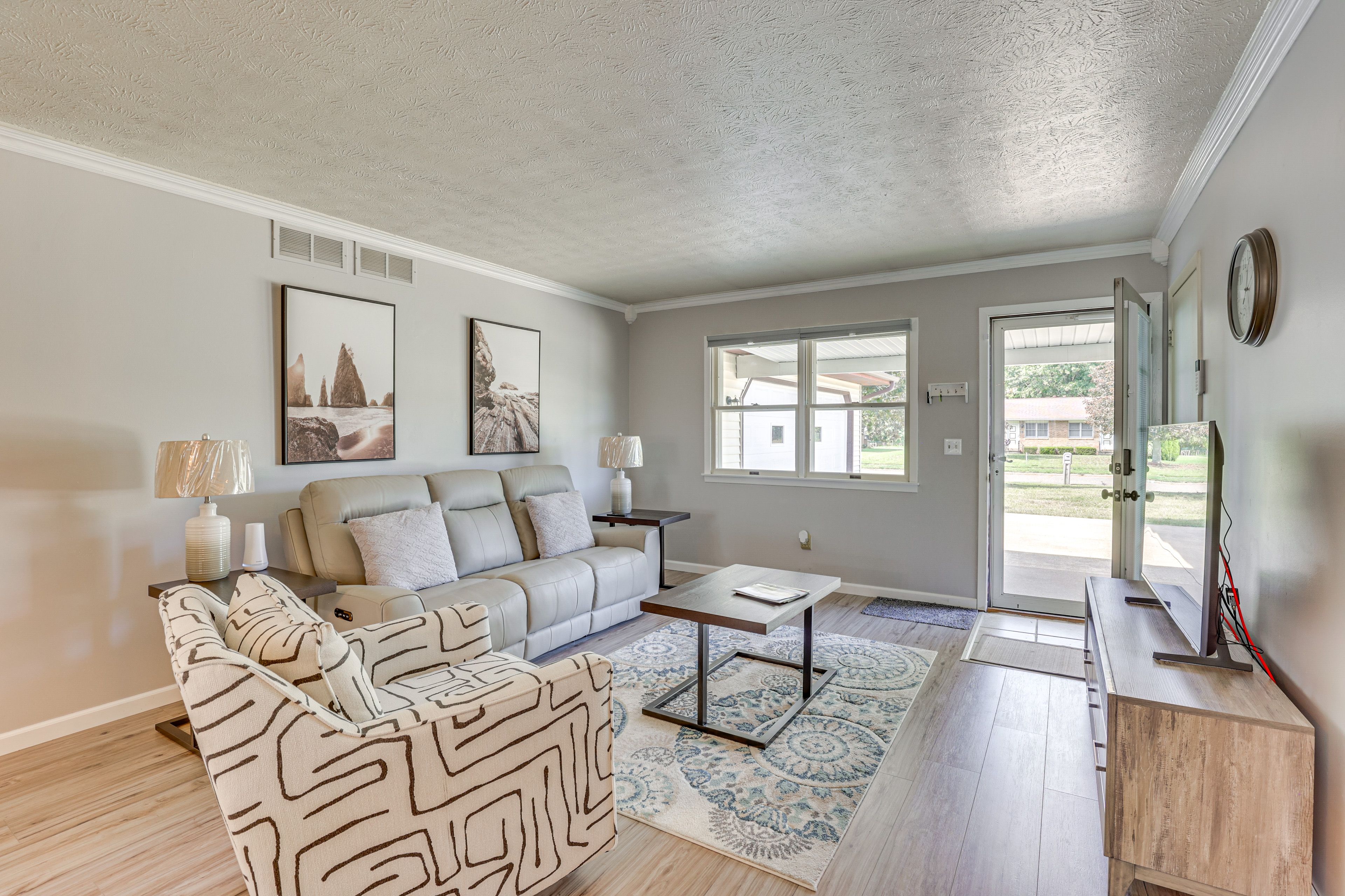 Living Room | Central A/C & Heating | Flat-Screen TV | Free WiFi