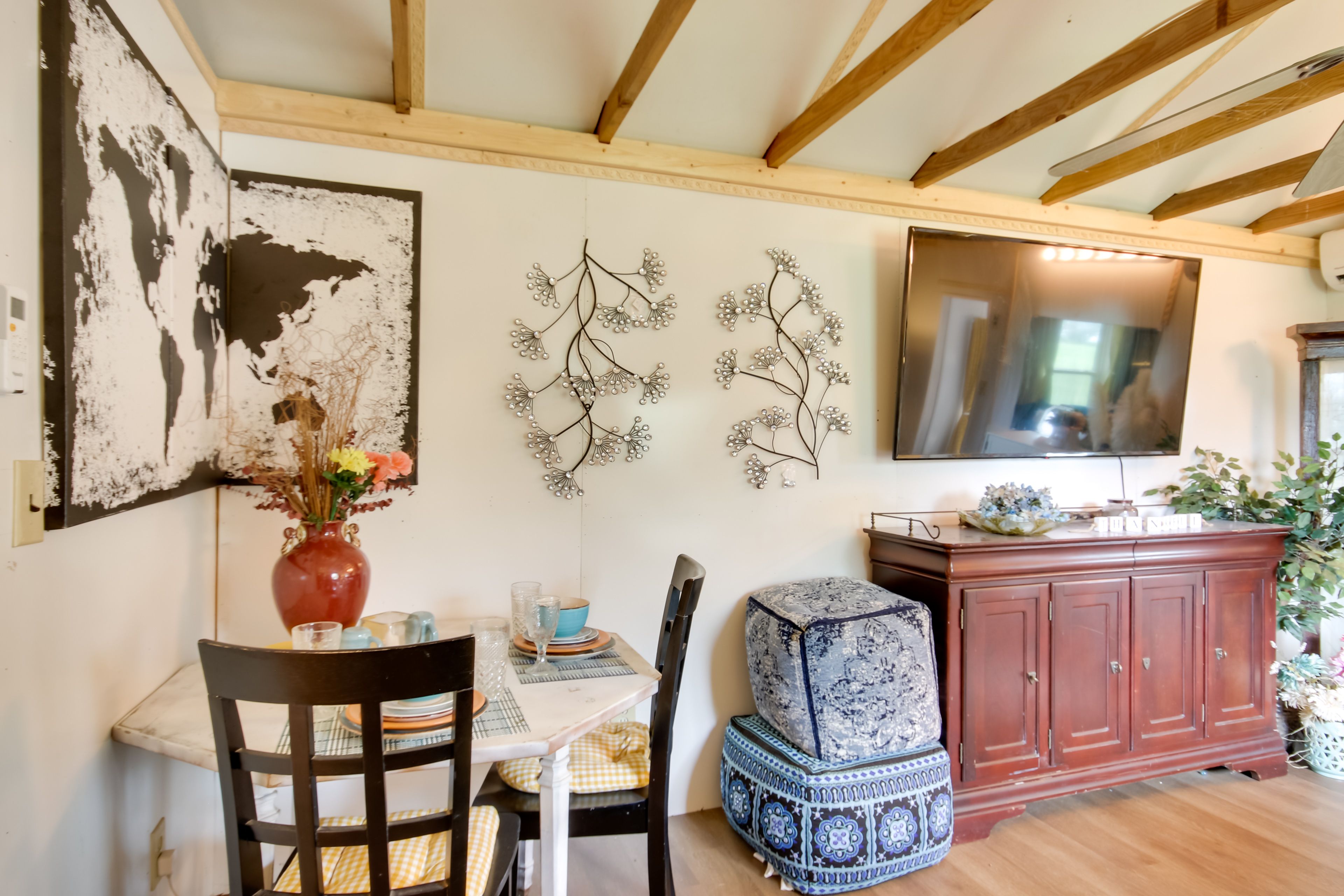 Dining Area | Dishware/Flatware Provided