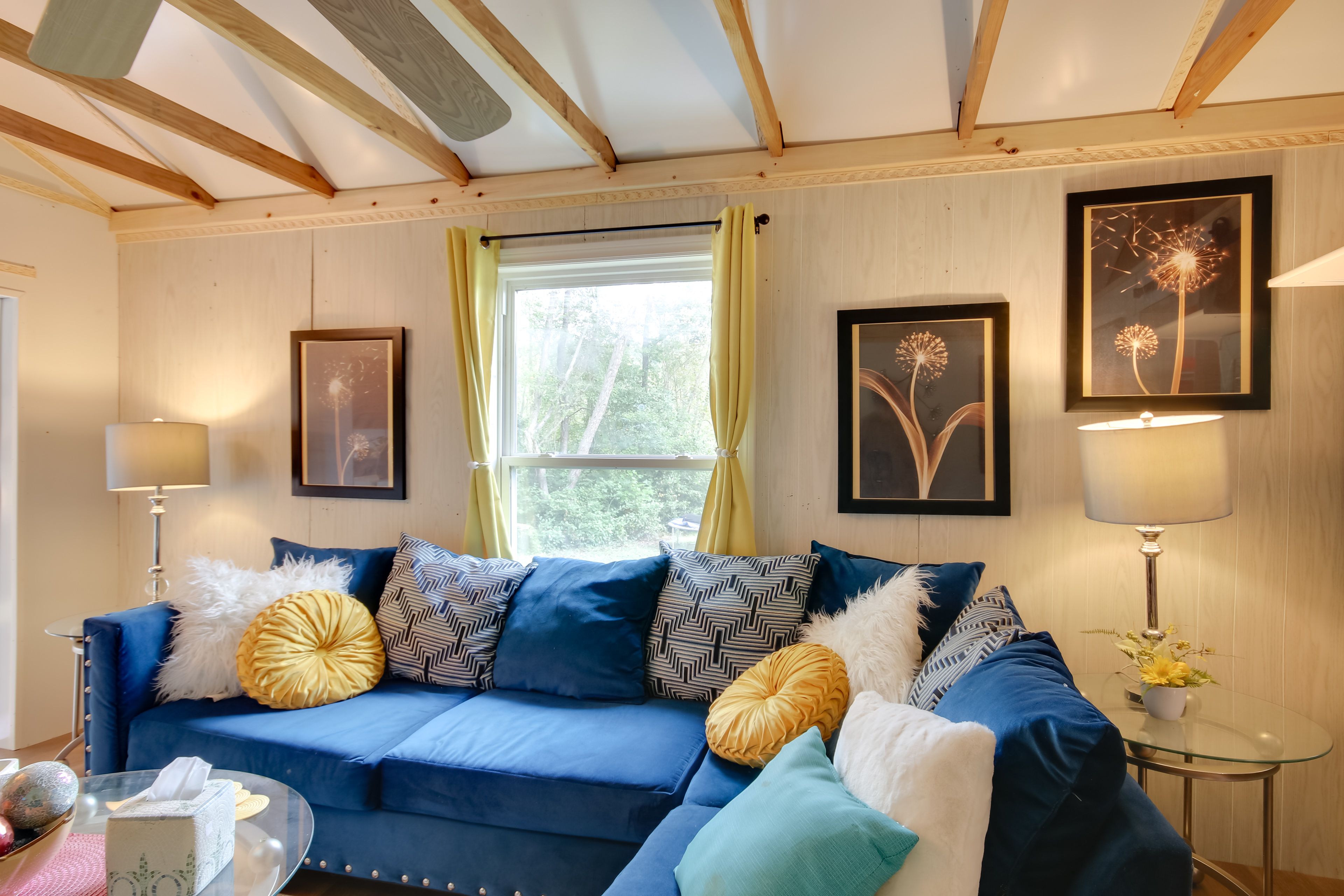 Living Room | Smart TV | Central Air Conditioning/Heat