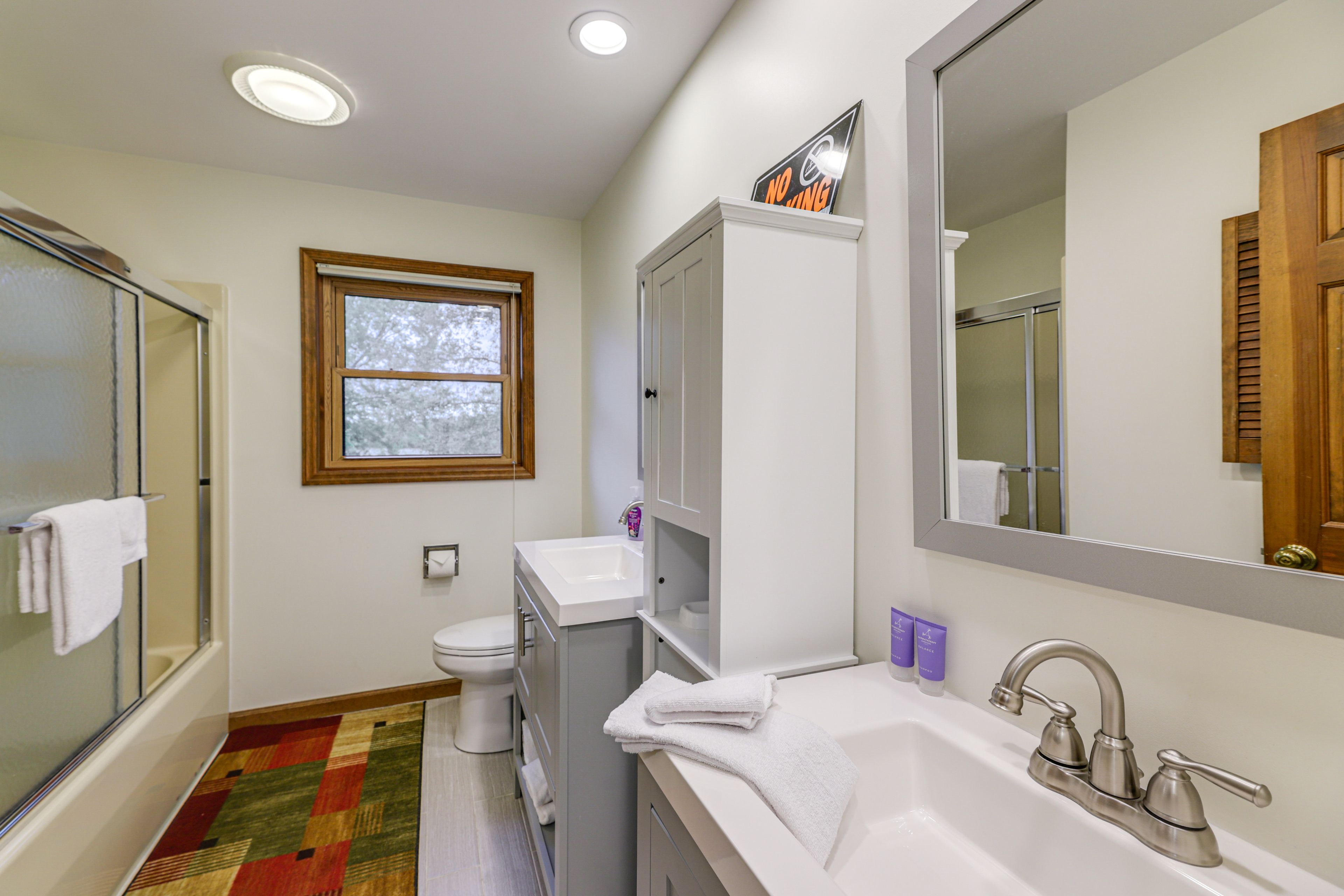 Full Bathroom | 2nd Floor | Towels Provided