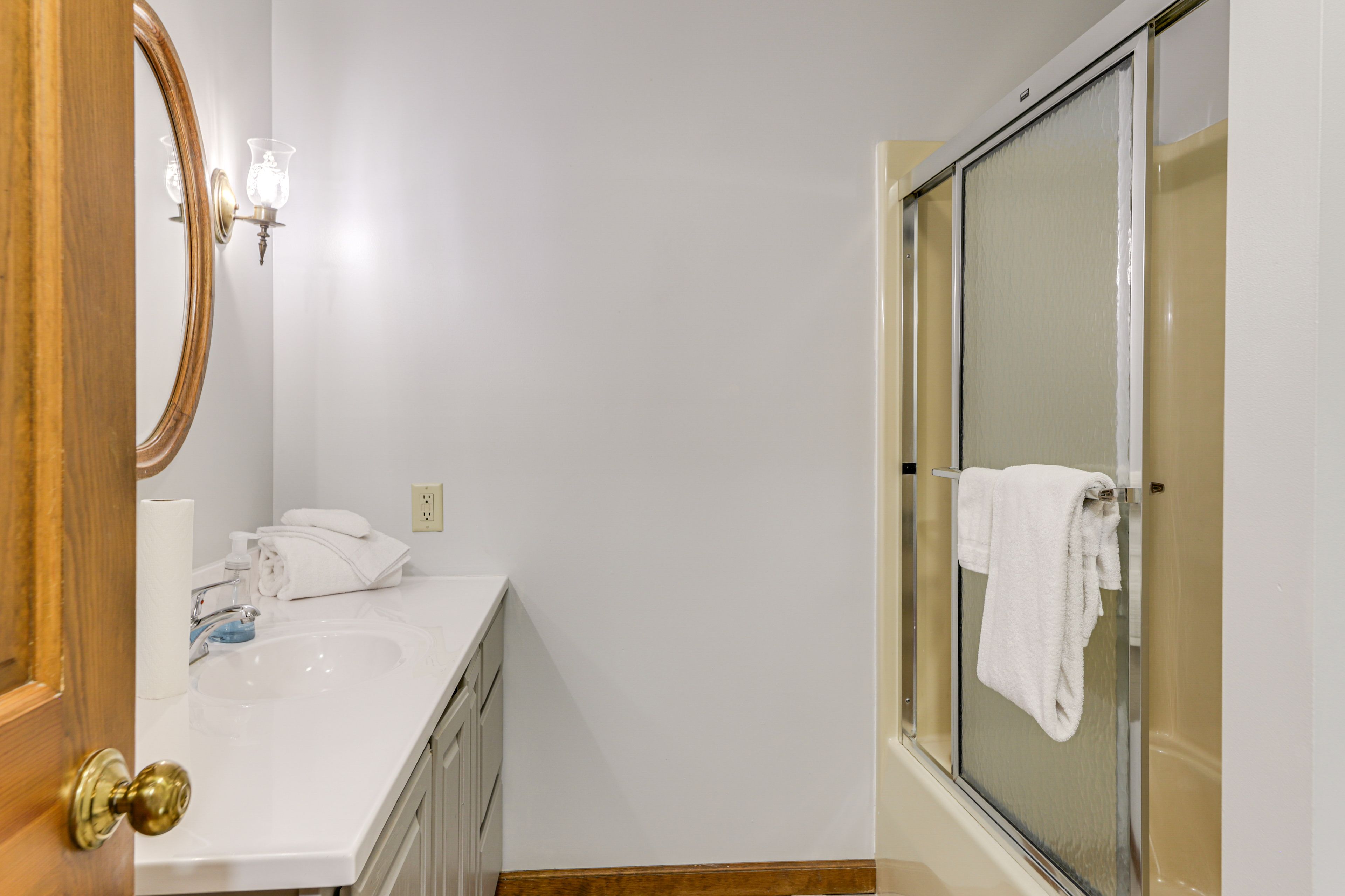 Full Bathroom | 1st Floor | Towels Provided