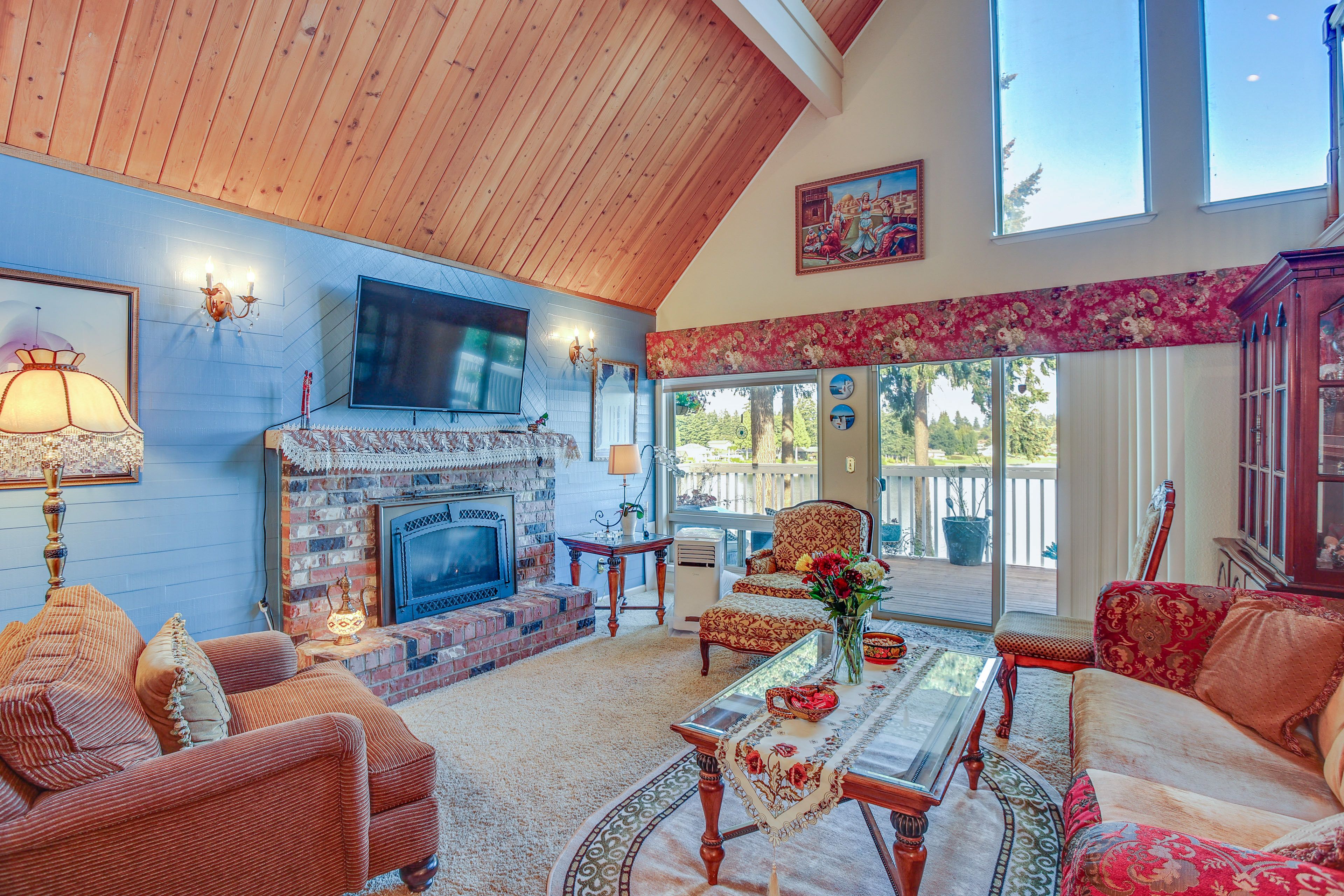Living Room | Main Level | Smart TV | Free WiFi | Fireplace | Deck Access