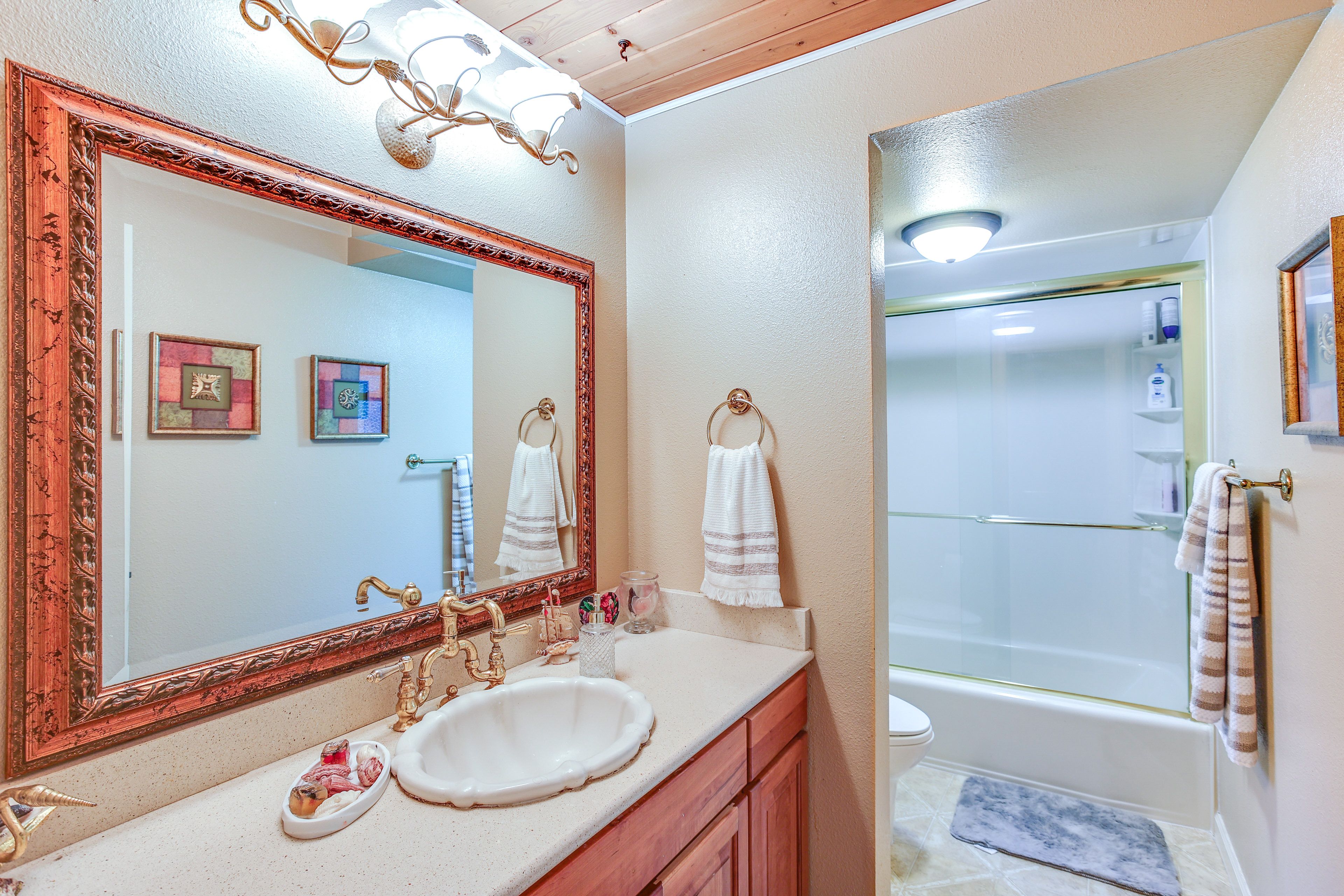 Full Bathroom | Main Level | Complimentary Toiletries | Hair Dryer