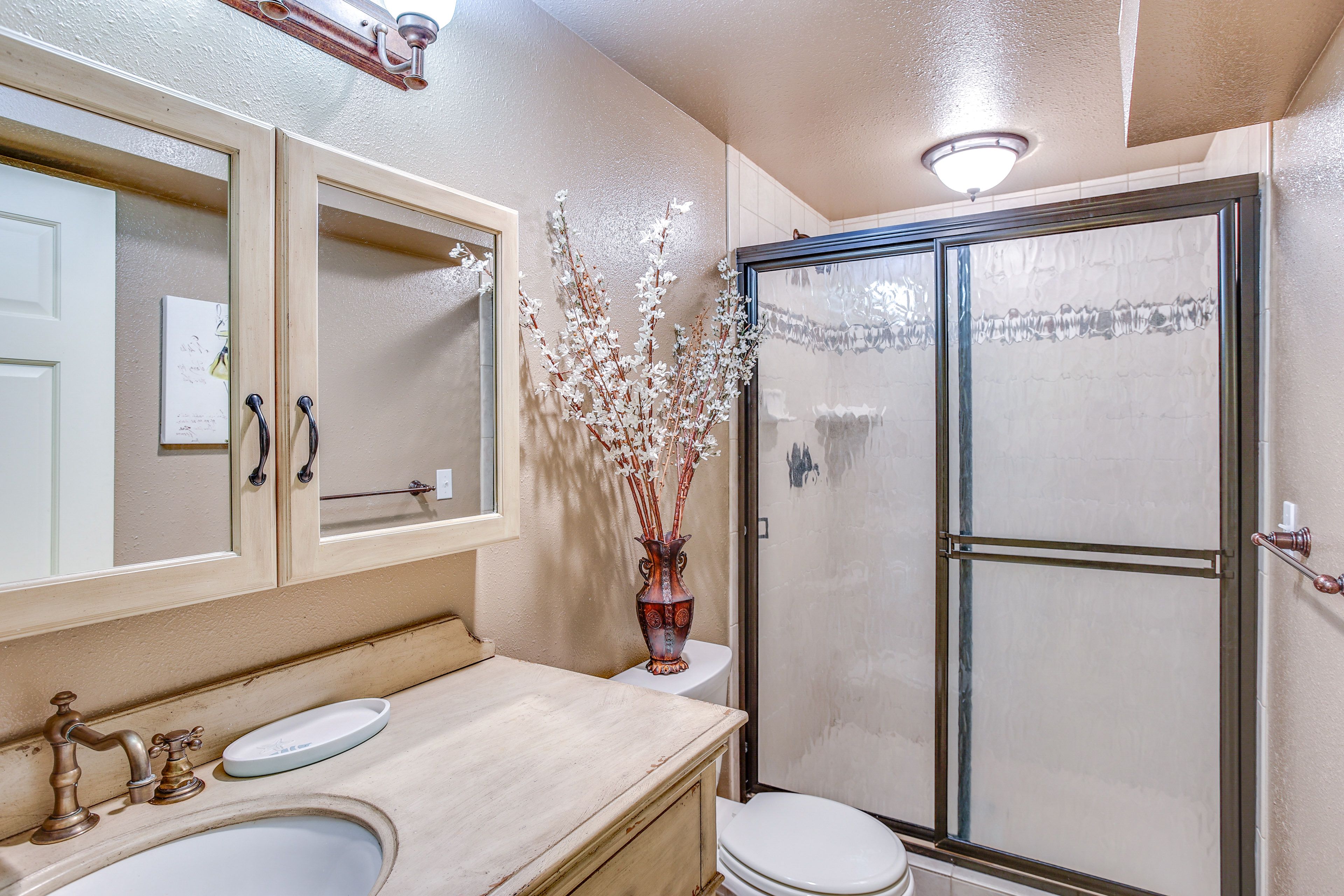 Full Bathroom | Lower Level | Towels Provided